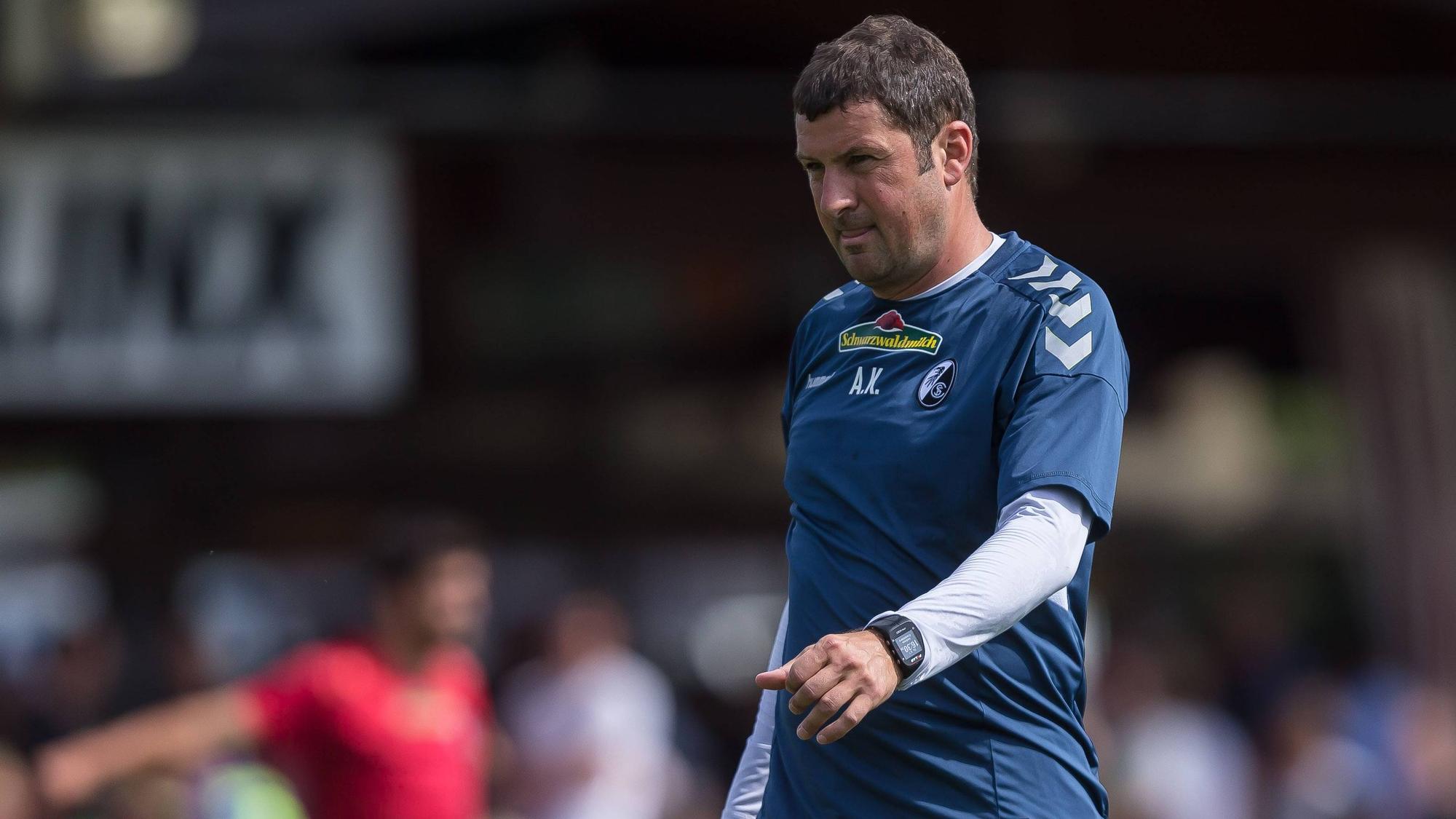 Freiburgs Torwarttrainer Andreas Kronenberg während eines Freundschaftsspiels des SC Freiburg gegen den SV Linx.