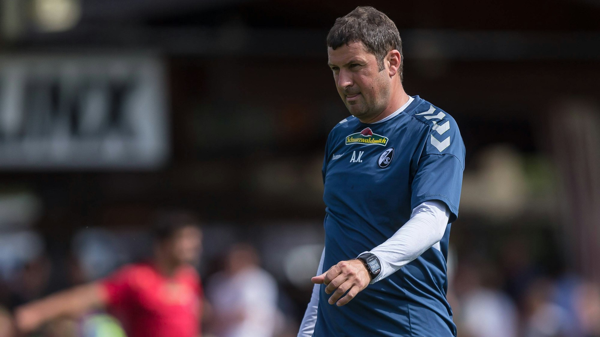 Freiburgs Torwarttrainer Andreas Kronenberg während eines Freundschaftsspiels des SC Freiburg gegen den SV Linx.