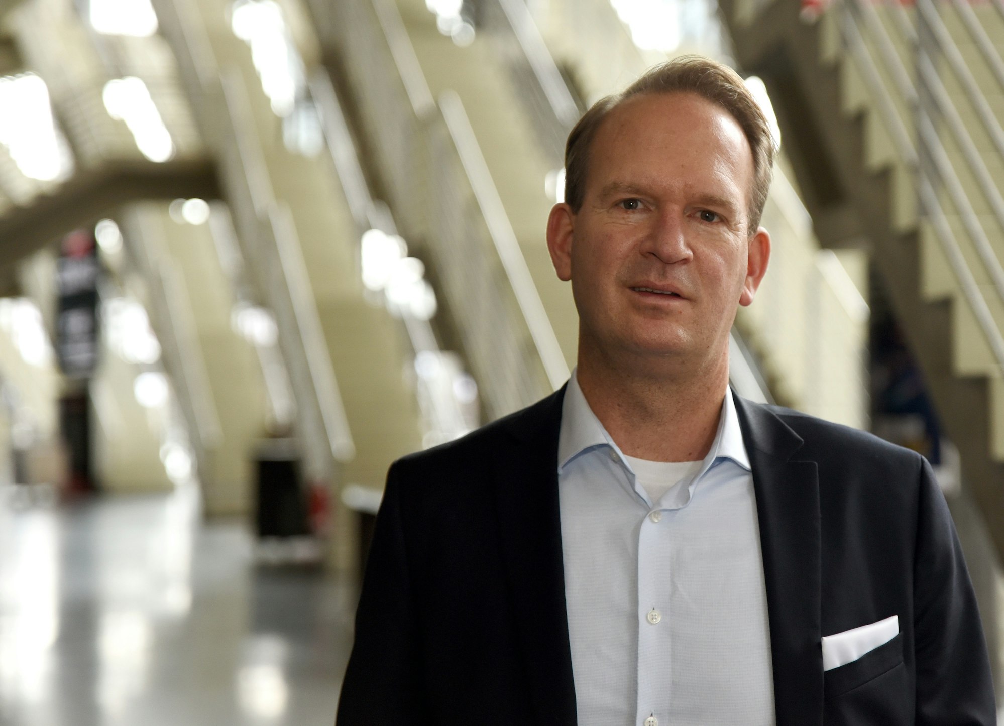 Lanxess-Arena-Chef Stefan Löcher in der Arena in Deutz.