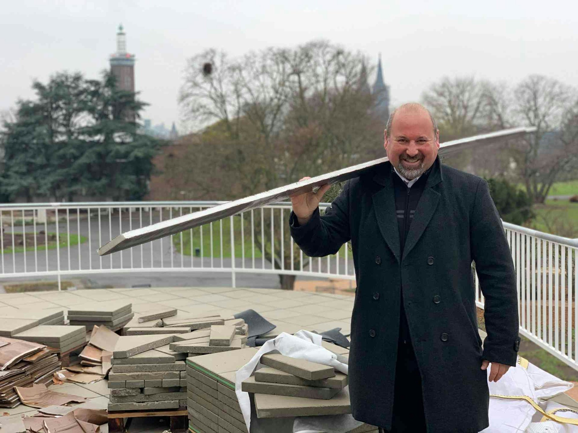 Architekt Roberto Campione steht auf der Bautelle des Cafés im Kölner Rheinpark