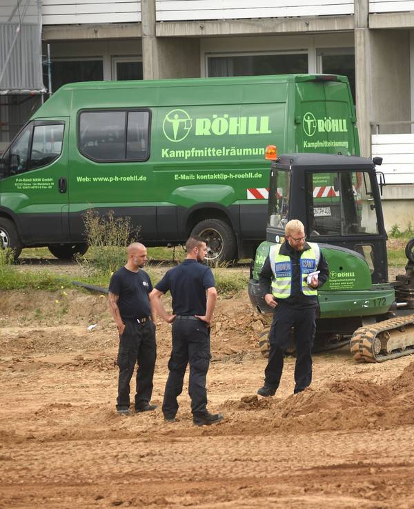 Kampfmittel-Experten an der Stelle, an der am 9. August die Weltkriegsbombe in Köln-Lindenthal gefunden wurde