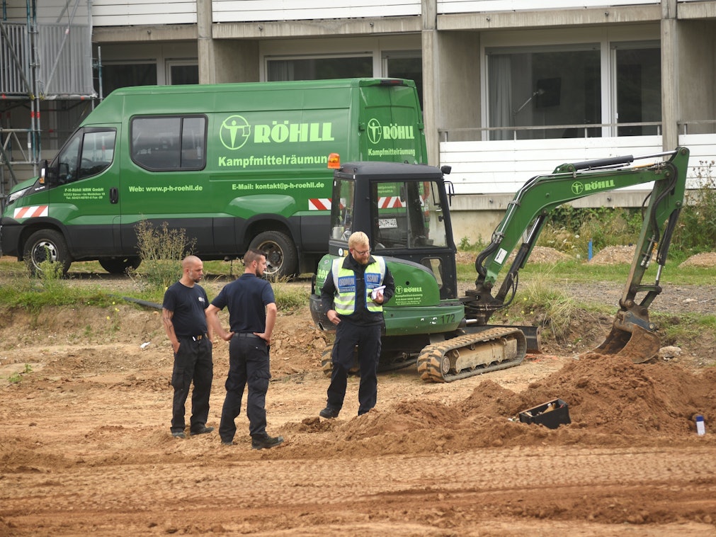 Kampfmittel-Experten an der Stelle, an der am 9. August die Weltkriegsbombe in Köln-Lindenthal gefunden wurde