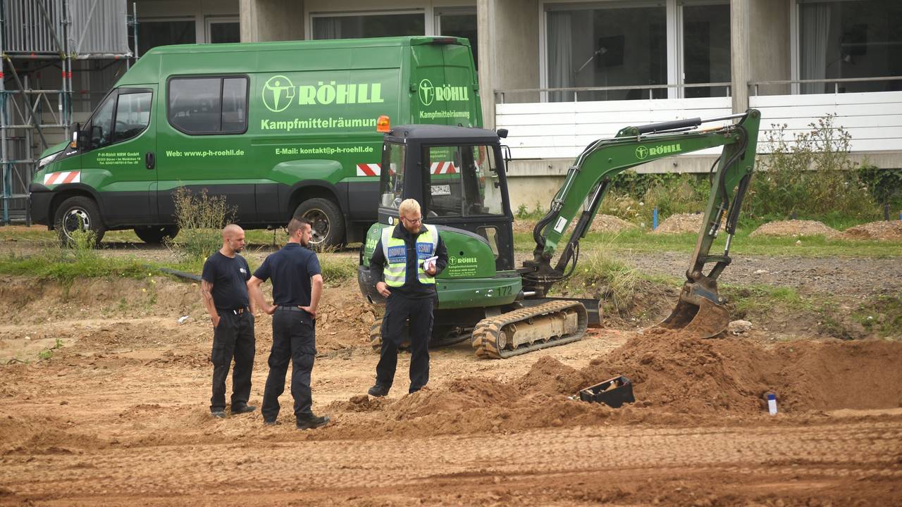 Kampfmittel-Experten an der Stelle, an der am 9. August die Weltkriegsbombe in Köln-Lindenthal gefunden wurde