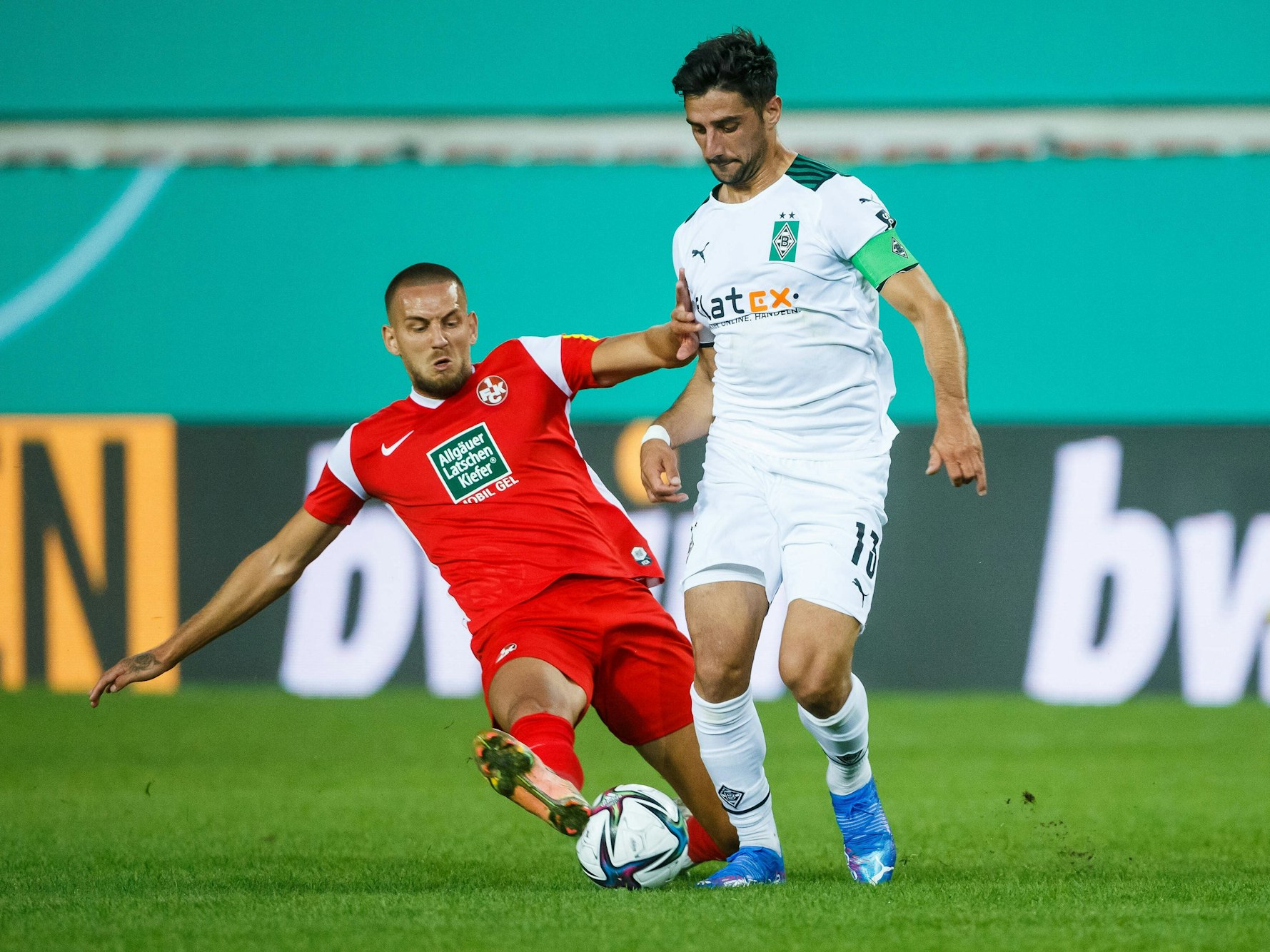 Rene Klingenburg im Trikot vom 1. FC Kaiserslautern im Zweikampf mit Lars Stindl