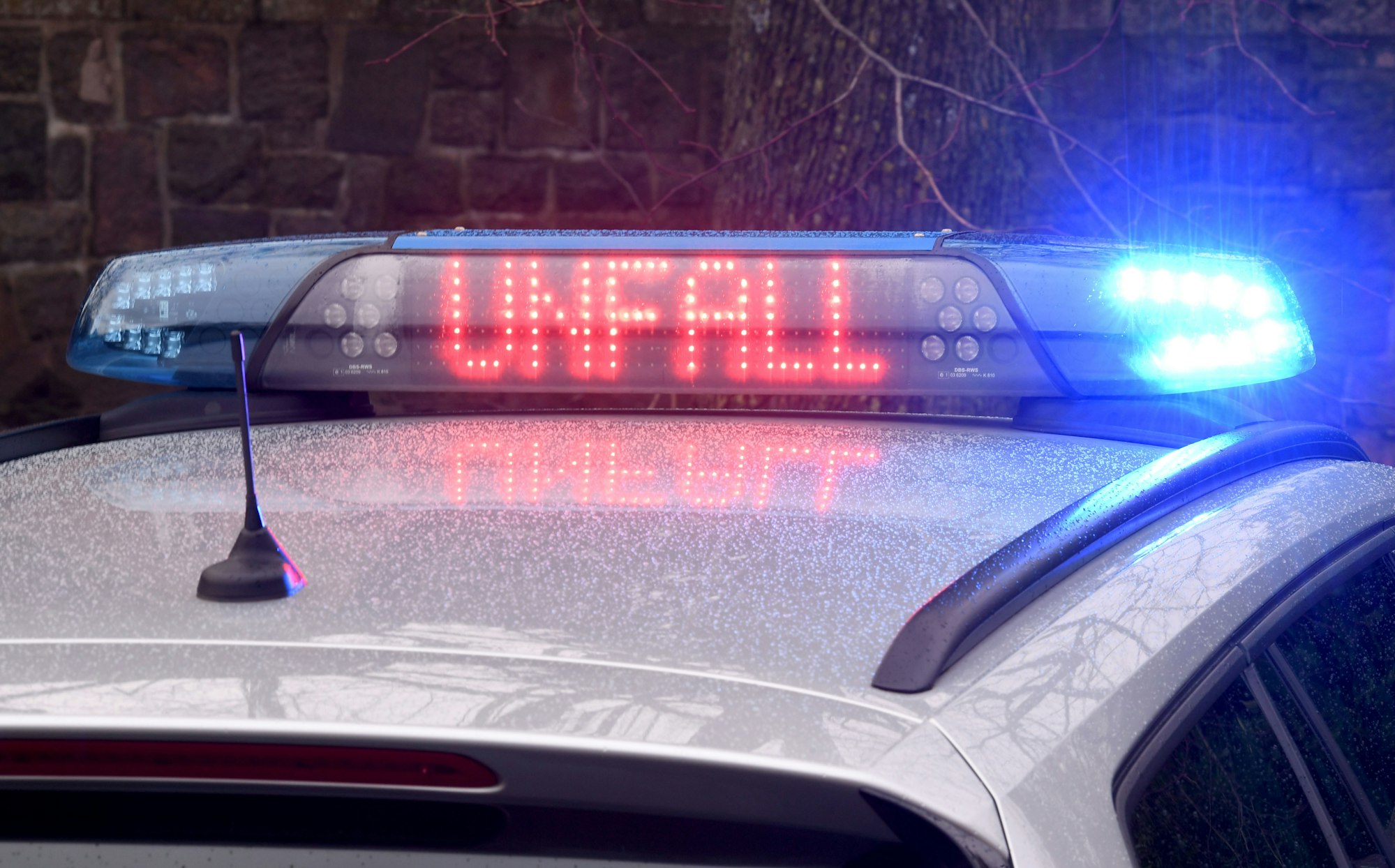 Die Leuchtschrift «Unfall» ist auf dem Dach eines Streifenwagens der Polizei in Kiel zu sehen.