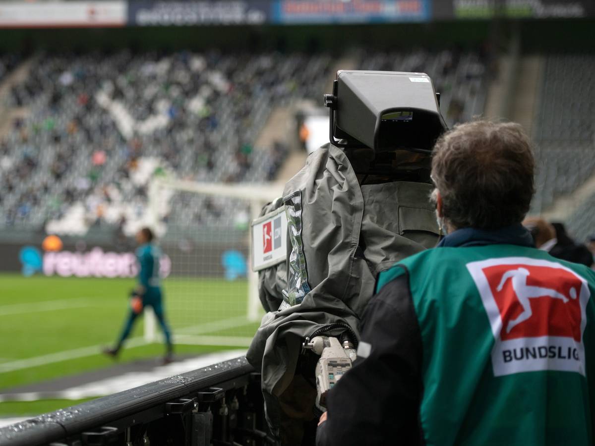 Eine TV-Kamera filmt Borussia Mönchengladbachs Torwart Yann Sommer im Bundesliga-Spiel gegen Union Berlin.