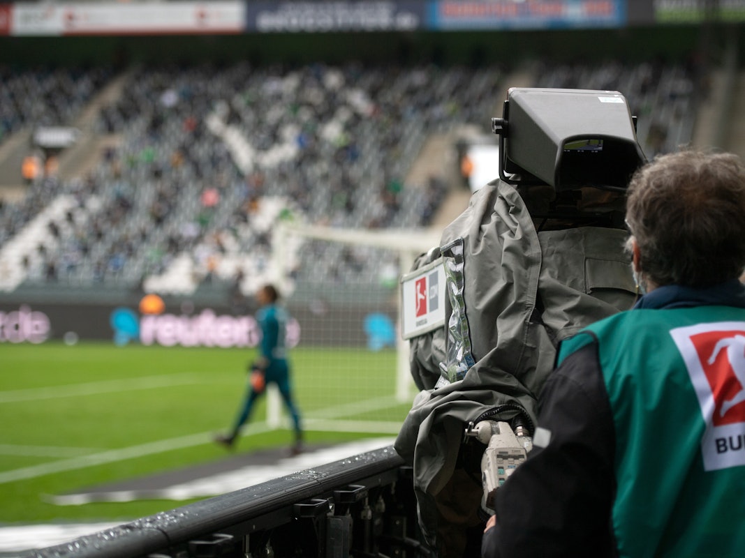 Eine TV-Kamera filmt Borussia Mönchengladbachs Torwart Yann Sommer im Bundesliga-Spiel gegen Union Berlin.