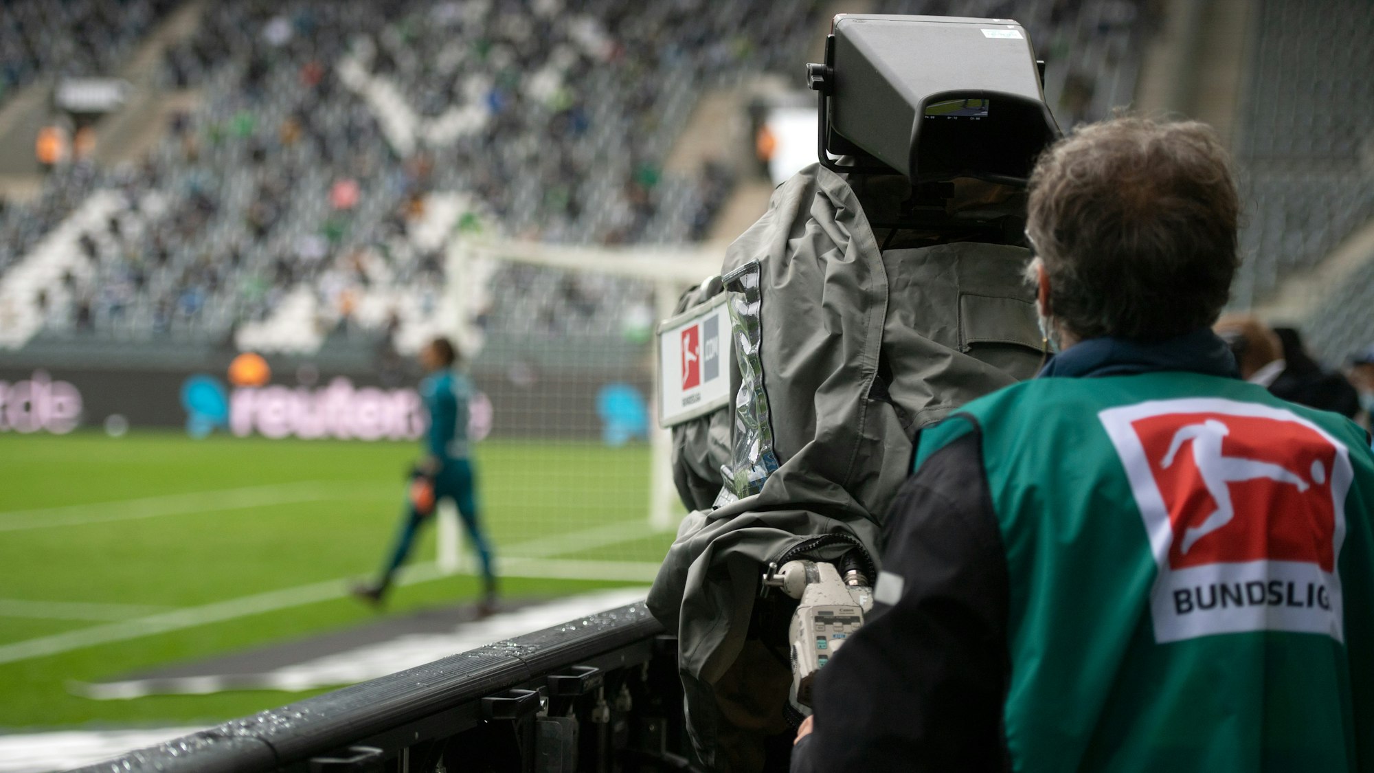 Eine TV-Kamera filmt Borussia Mönchengladbachs Torwart Yann Sommer im Bundesliga-Spiel gegen Union Berlin.
