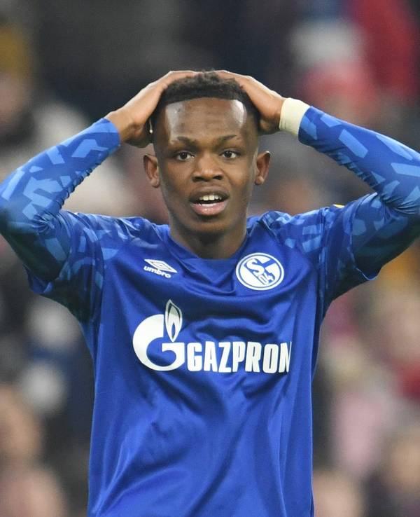 Rabbi Matondo von Schalke fasst sich beim Bundesligaspiel am 25. Januar 2020 beim FC Bayern an den Kopf.