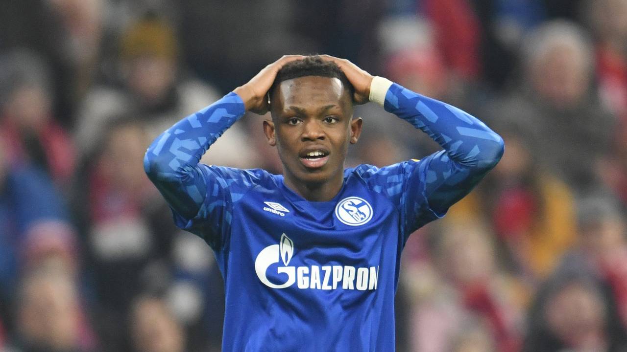 Rabbi Matondo von Schalke fasst sich beim Bundesligaspiel am 25. Januar 2020 beim FC Bayern an den Kopf.