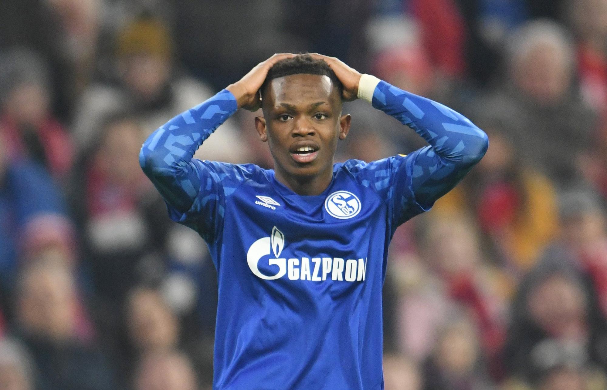 Rabbi Matondo von Schalke fasst sich beim Bundesligaspiel am 25. Januar 2020 beim FC Bayern an den Kopf.
