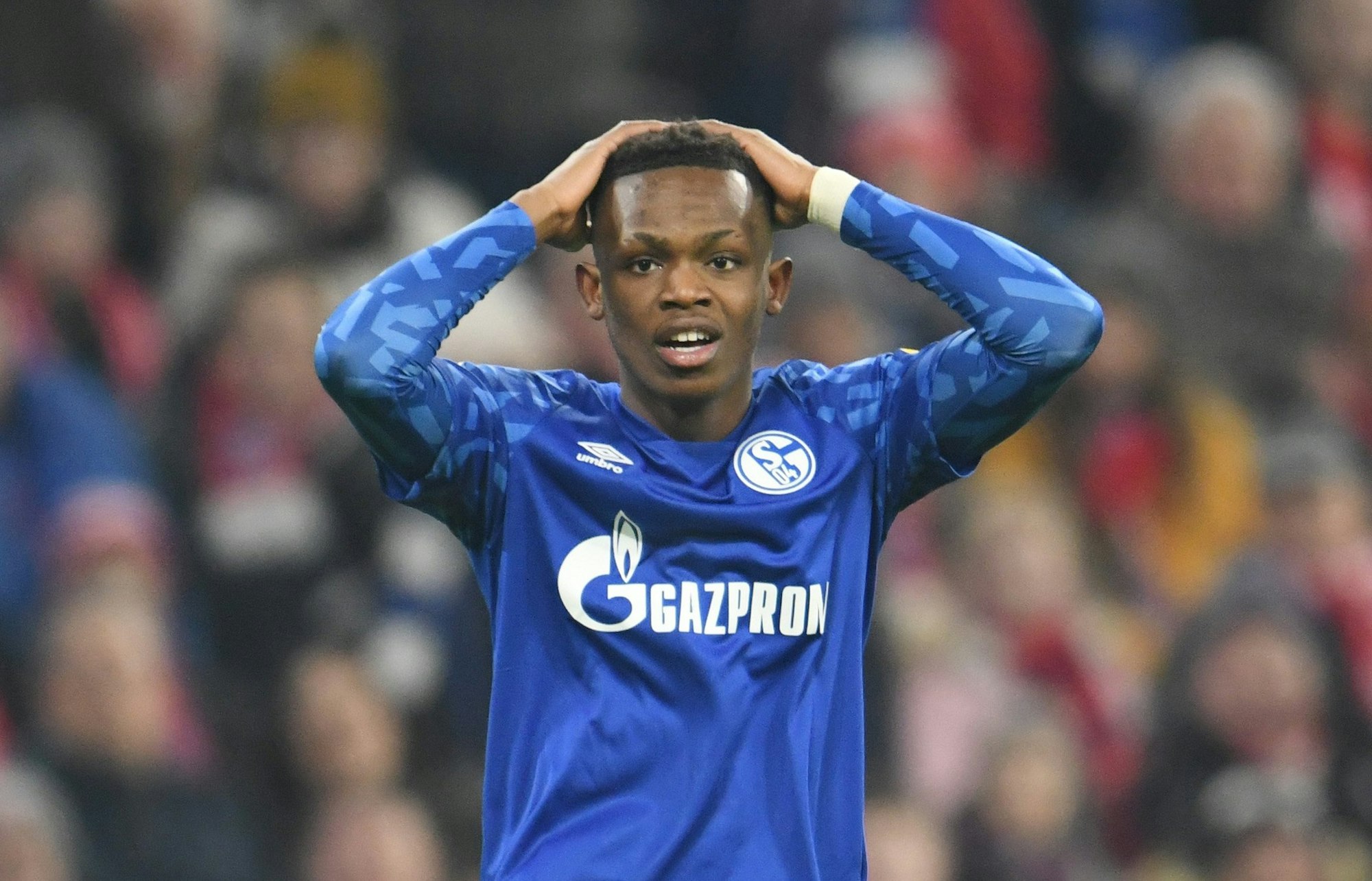 Rabbi Matondo von Schalke fasst sich beim Bundesligaspiel am 25. Januar 2020 beim FC Bayern an den Kopf.