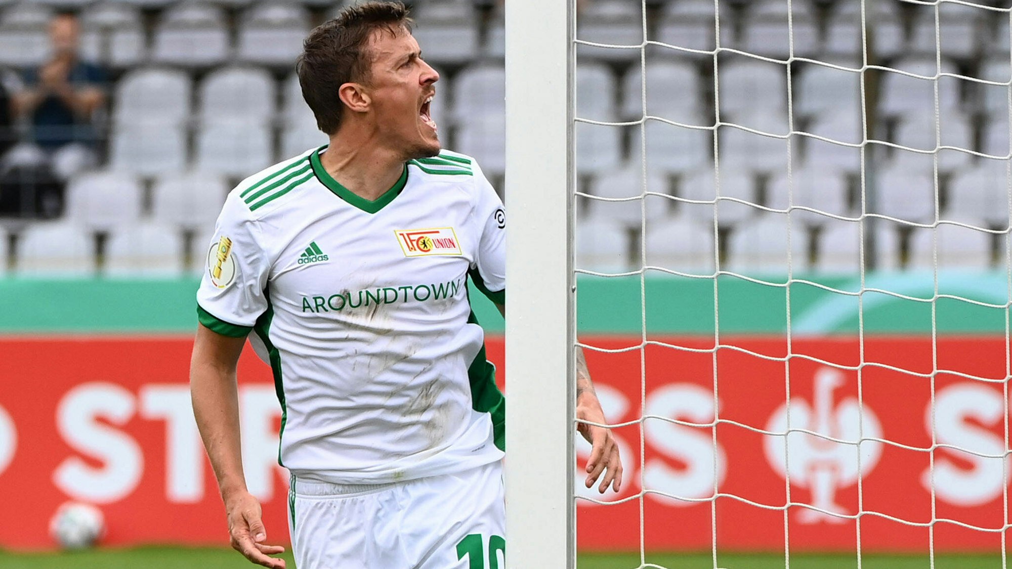 Max Kruse jubelt über seinen entscheidenden Treffer im Pokalspiel gegen Türkgücü München.