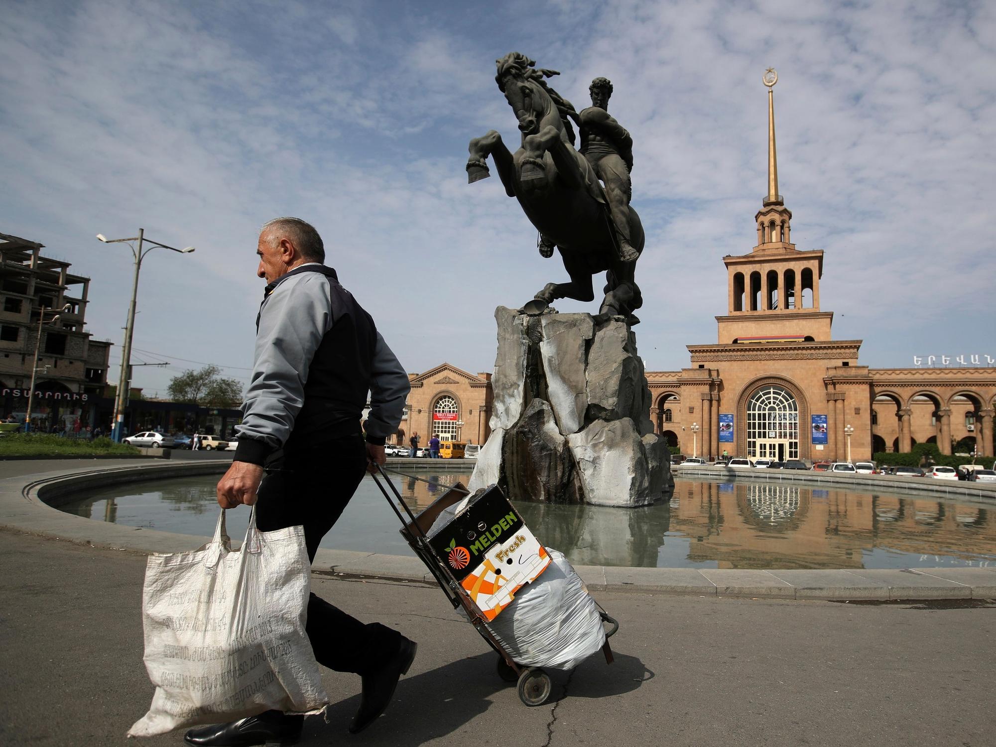 Mann geht in Eriwan in Armenien über die Straße.