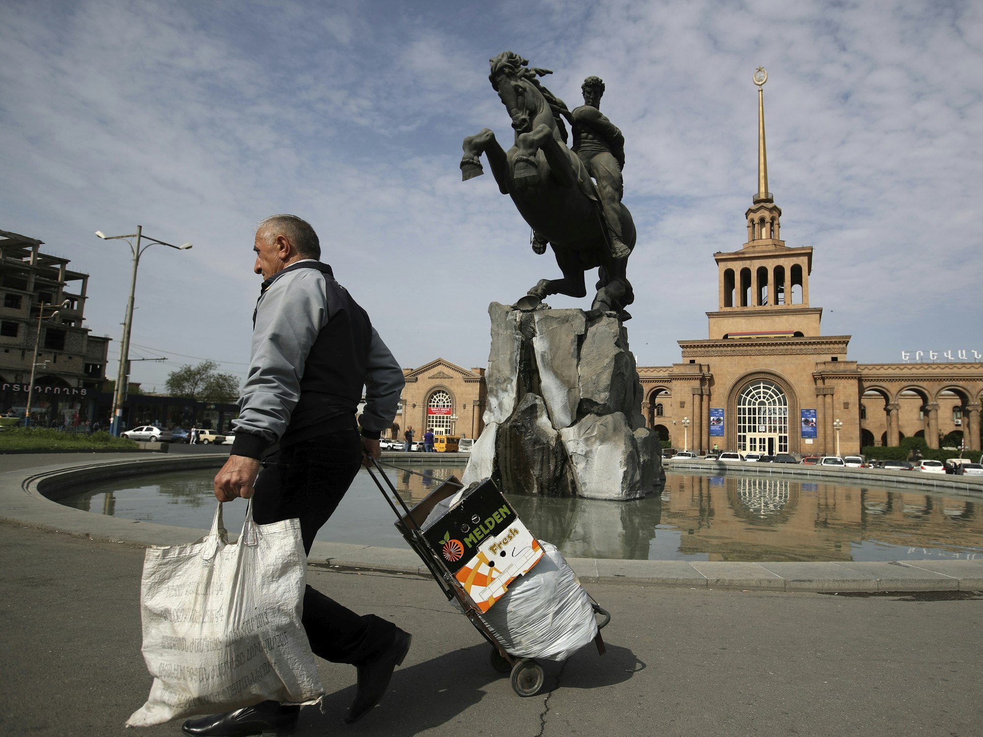 Mann geht in Eriwan in Armenien über die Straße.