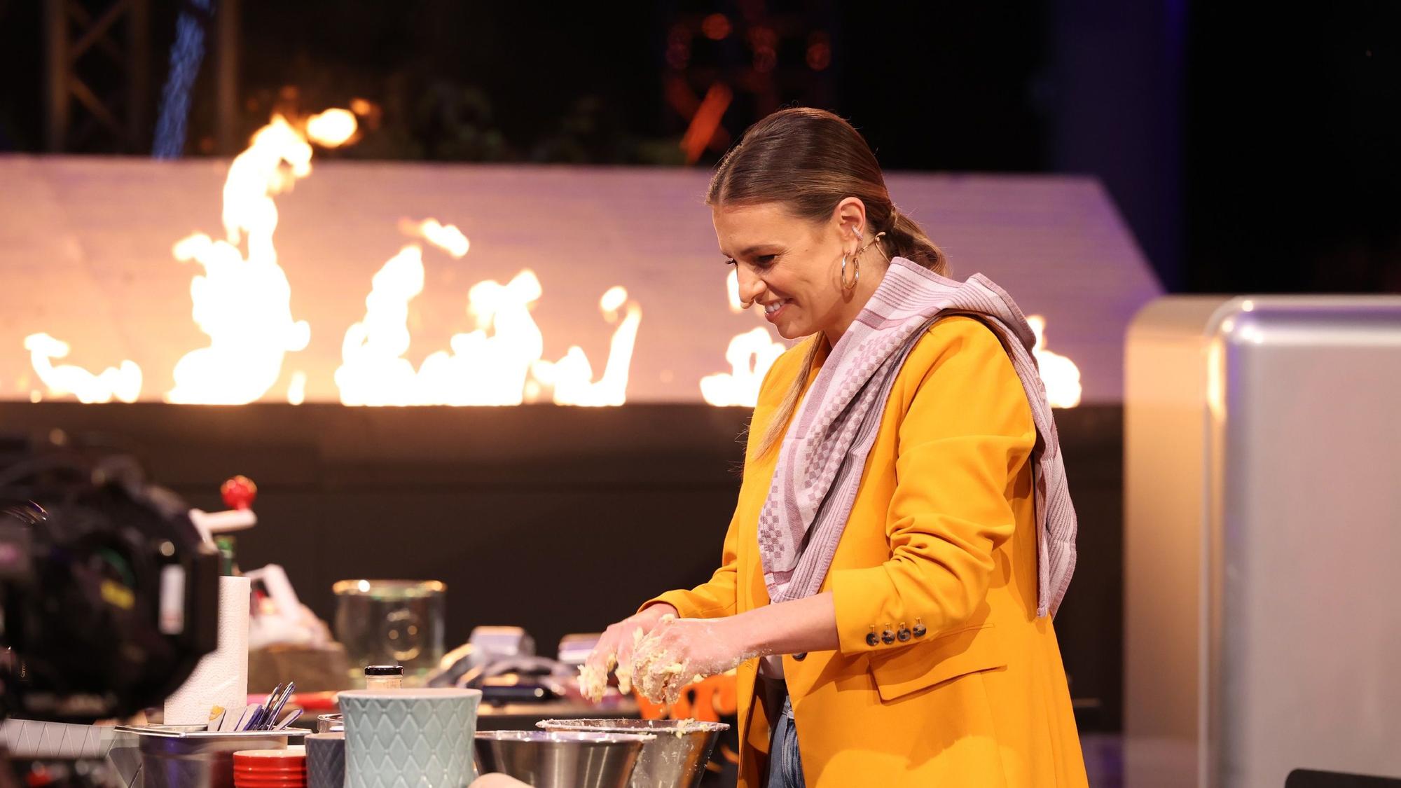 Laura Wontorra bereitet bei „Grill den Henssler” den Nachtisch vor.
