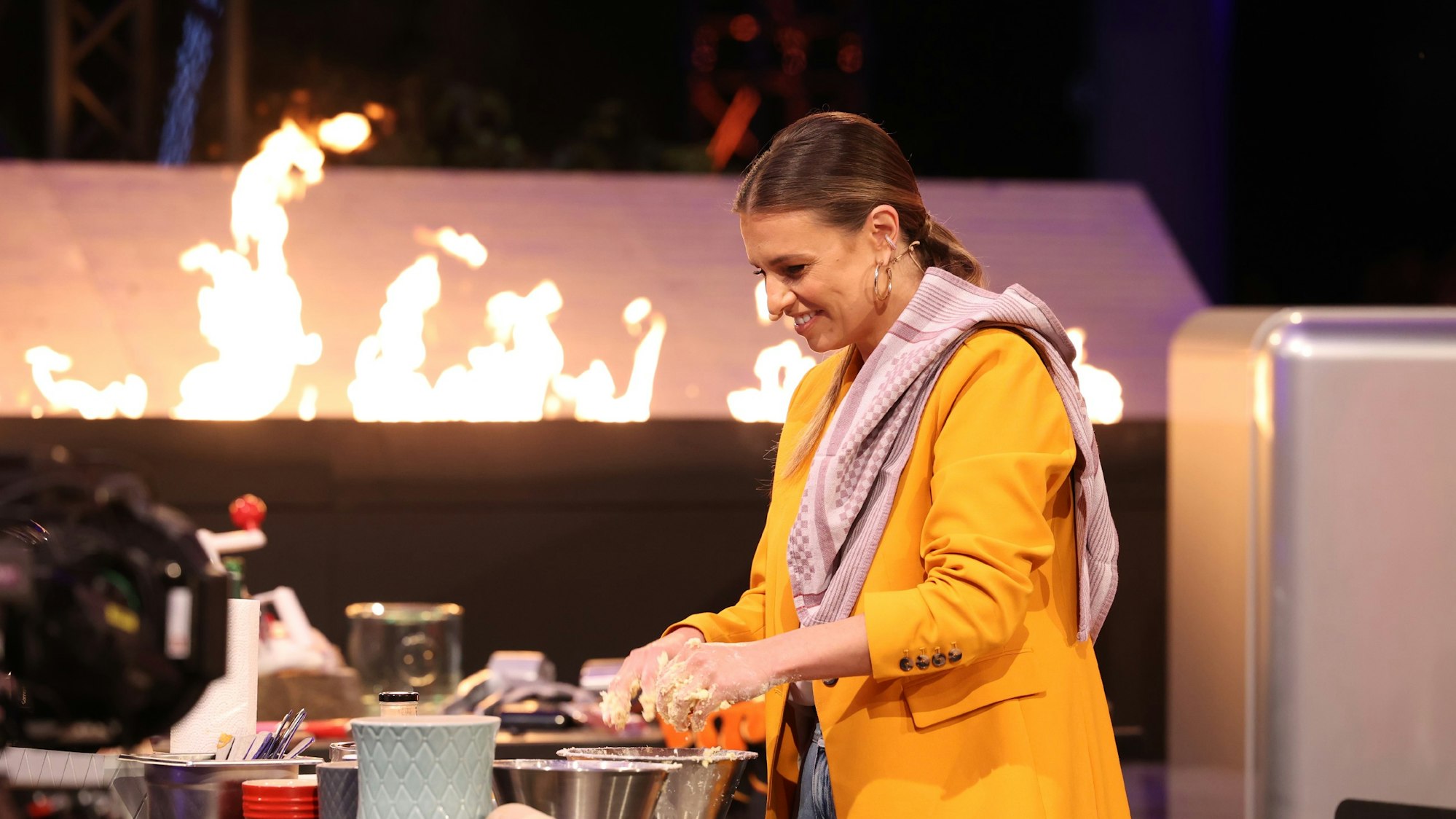 Laura Wontorra bereitet bei „Grill den Henssler” den Nachtisch vor.