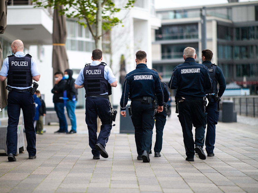 Mitarbeiter des Ordnungsamtes und Polizisten gehen durch Dortmund.