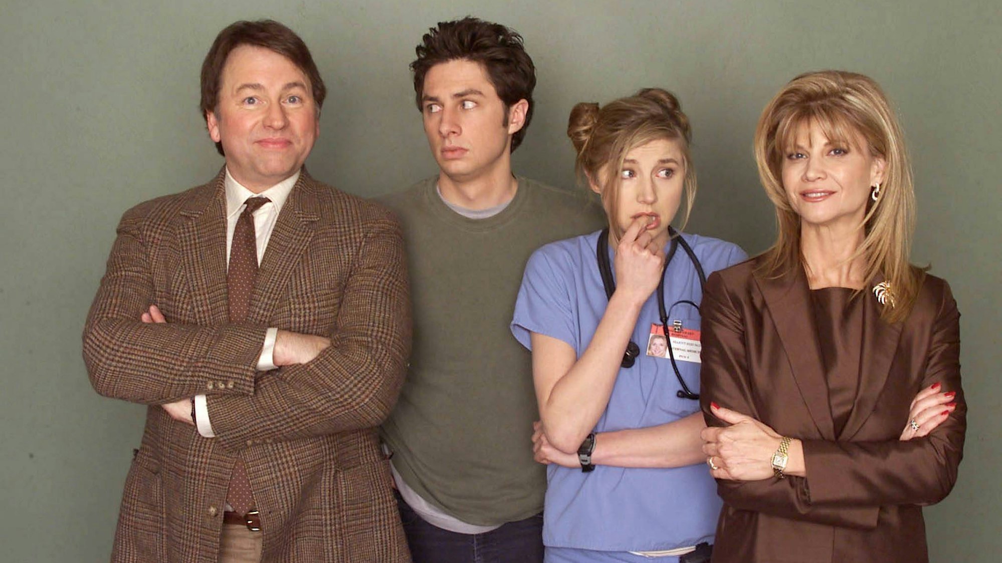 Markie Post posiert neben ihren Schauspiel-Kollegen John Ritter, Zach Braff und Sarah Chalke.