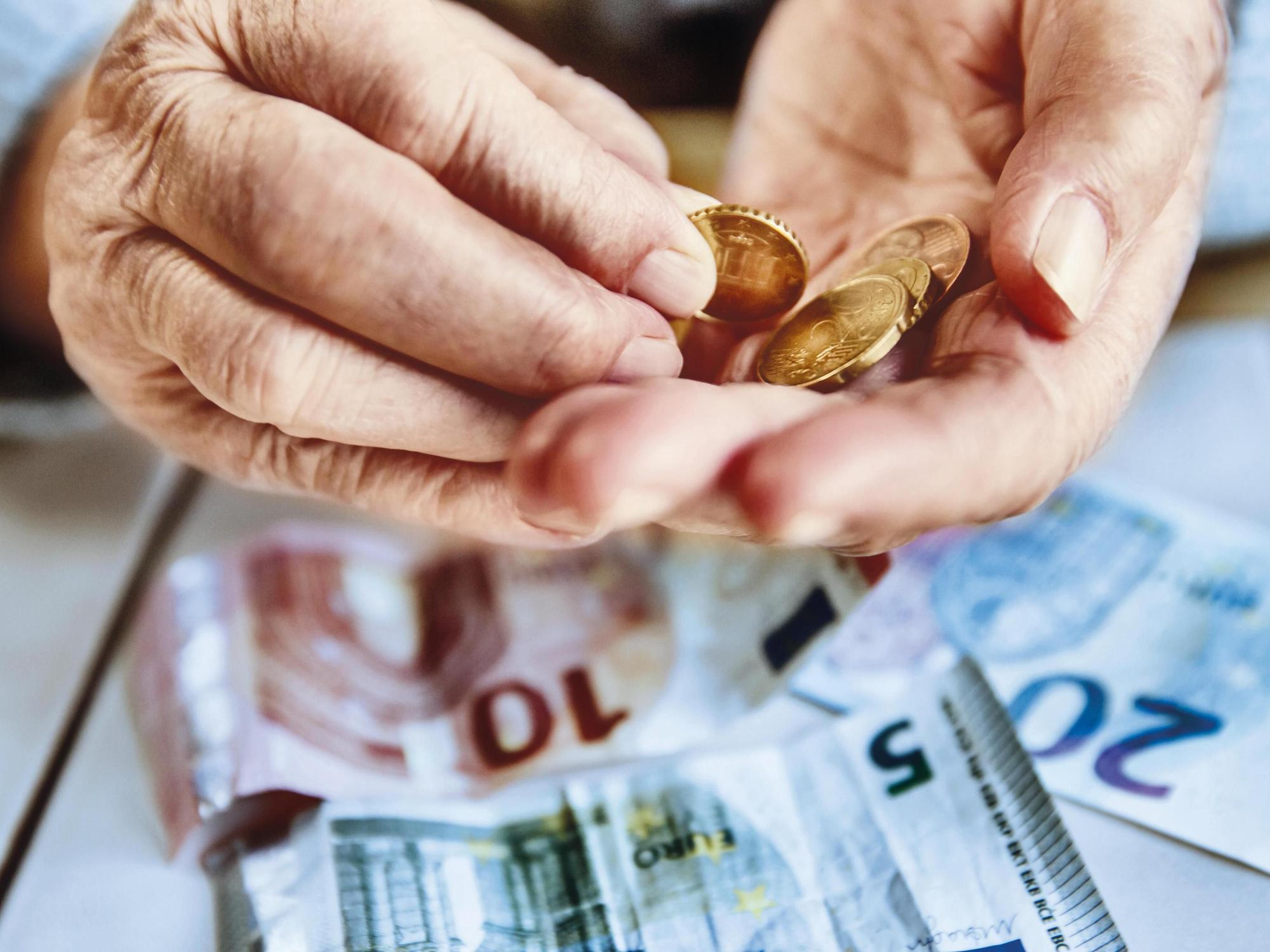 Ältere Frau zählt Bargeld in ihren Händen.