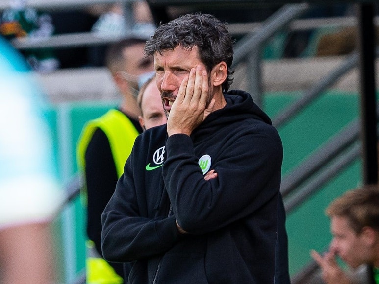 Mark van Bommel steht am Spielfeldrand im DFB-Pokal.