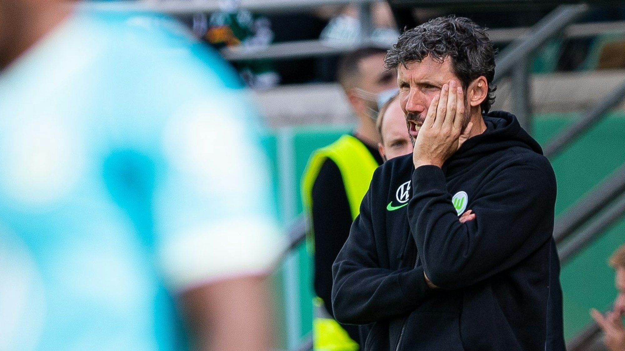 Mark van Bommel steht am Spielfeldrand im DFB-Pokal.