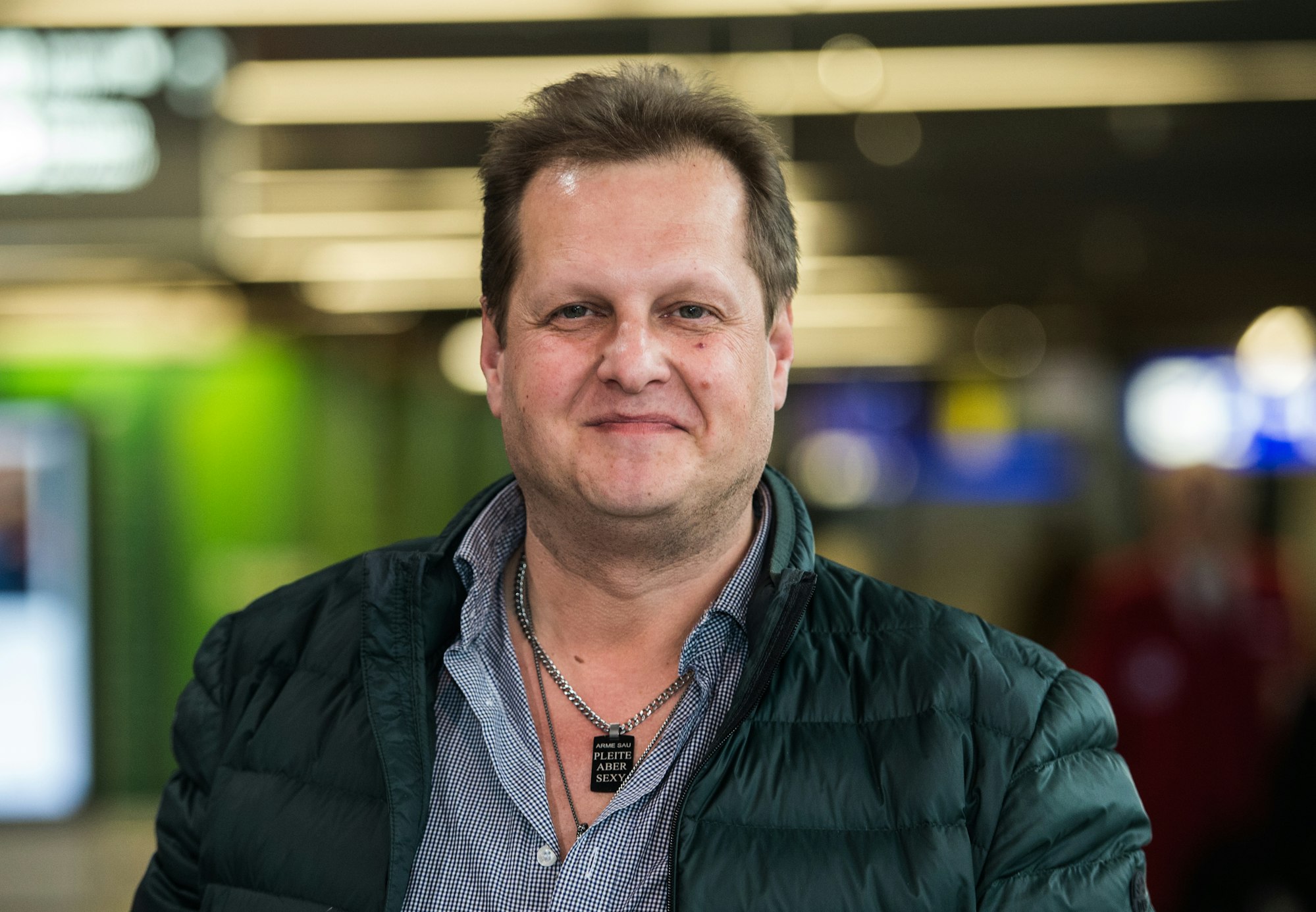 Jens Büchner, "Mallorca-Jens", steht im Flughafen Frankfurt am Main. Noch immer sitzt der Schmerz bei Danni Büchner und den Kindern tief.