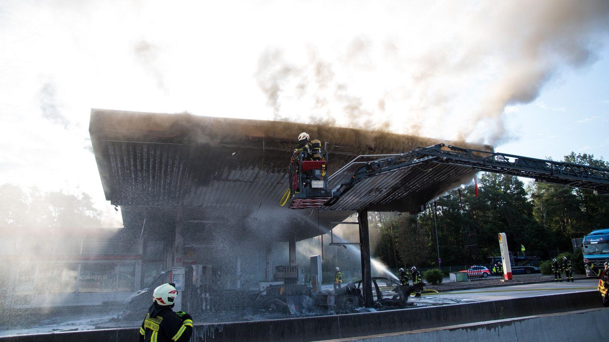 Brand an der Raststätte Gräfenhausen Ost auf der Autobahn A5: Weitere Zapfsäulen hätten Feuer gefangen, berichtete ein Polizeisprecher. Der noch unbekannte Fahrer des Wagens ist tot.