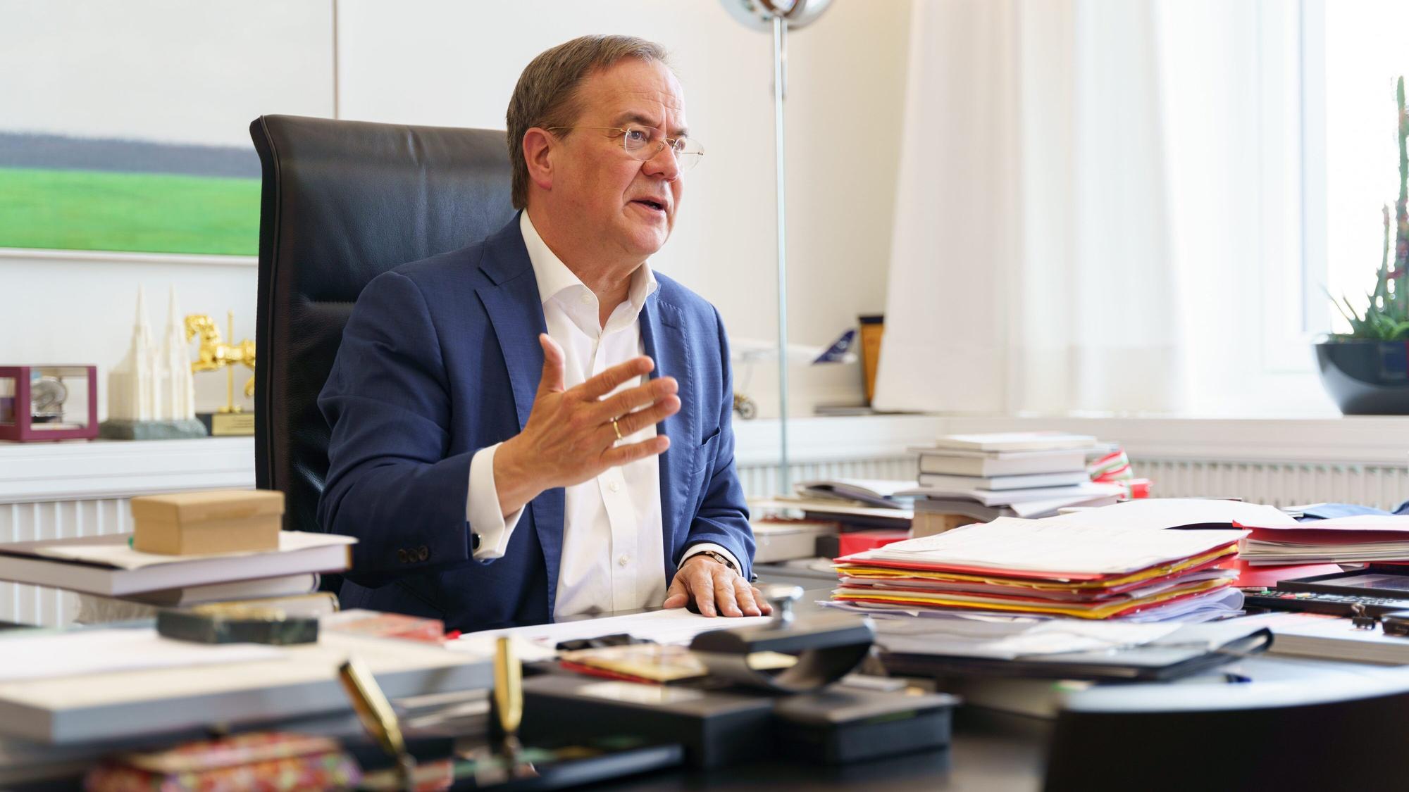Armin Laschet sitzt während einer digitalen Kabinettssitzung am 5. August an seinem Schreibtisch in Düsseldorf. Die Flutkatastrophe und die Corona-Krise waren Anlass für eine Sondersitzung des nordrhein-westfälischen Kabinetts. Der CDU-Chef hat nun einen Tag vor dem Bund-Länder-Treffen einen Fünf-Punkte-Plan zum weiteren Vorgehen in der Corona-Krise vorgelegt.