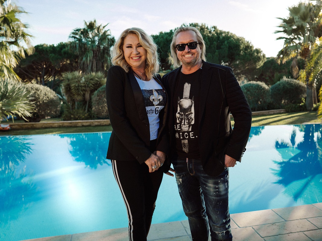 Carmen Geiss (hier mit Ehemann Robert) hat am 9. August ein süßes Knutsch Foto mit ihrem Liebsten gepostet. Eine echte Liebeserklärung!