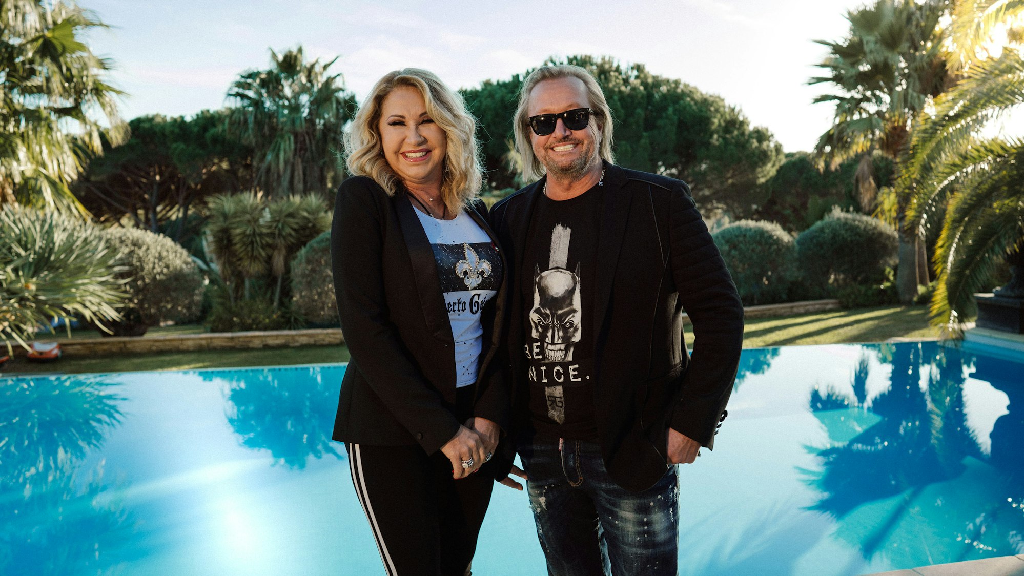 Carmen Geiss (hier mit Ehemann Robert) hat am 9. August ein süßes Knutsch Foto mit ihrem Liebsten gepostet. Eine echte Liebeserklärung!