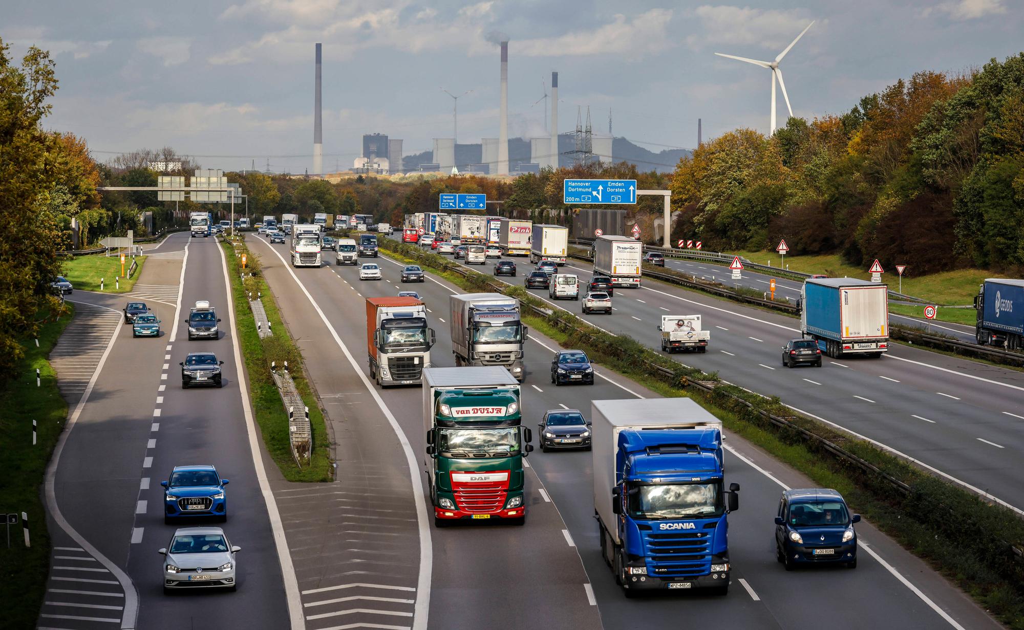 Viele LKW fahren auf der Autobahn A2.