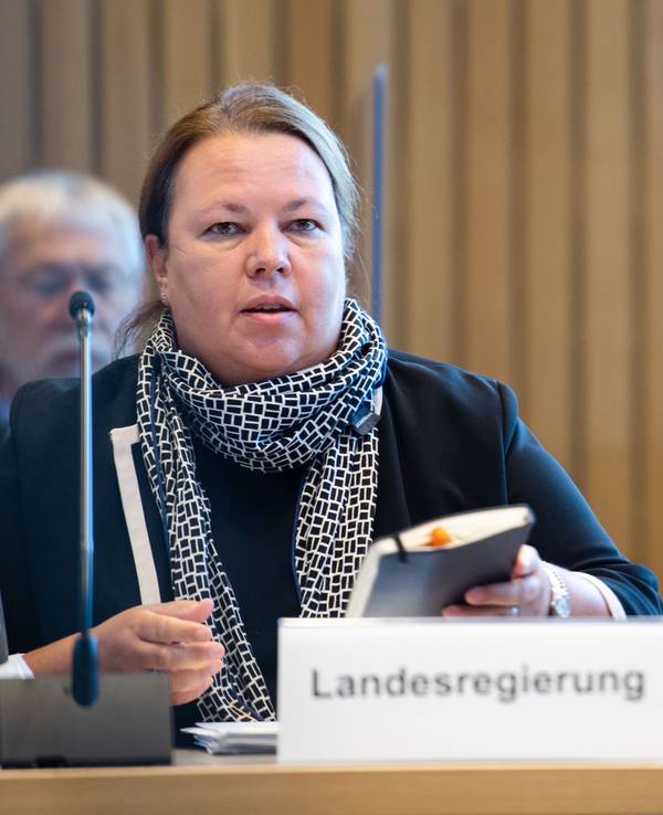 Ursula Heinen-Esser CDU, Umweltministerin von Nordrhein-Westfalen, sitzt während einer Sondersitzung des Umweltausschusses im Landtag an ihrem Platz.