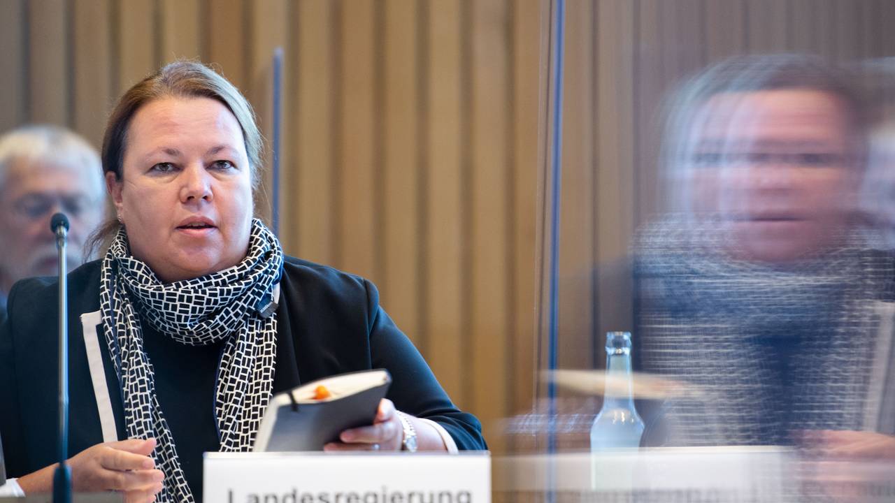 Ursula Heinen-Esser CDU, Umweltministerin von Nordrhein-Westfalen, sitzt während einer Sondersitzung des Umweltausschusses im Landtag an ihrem Platz.