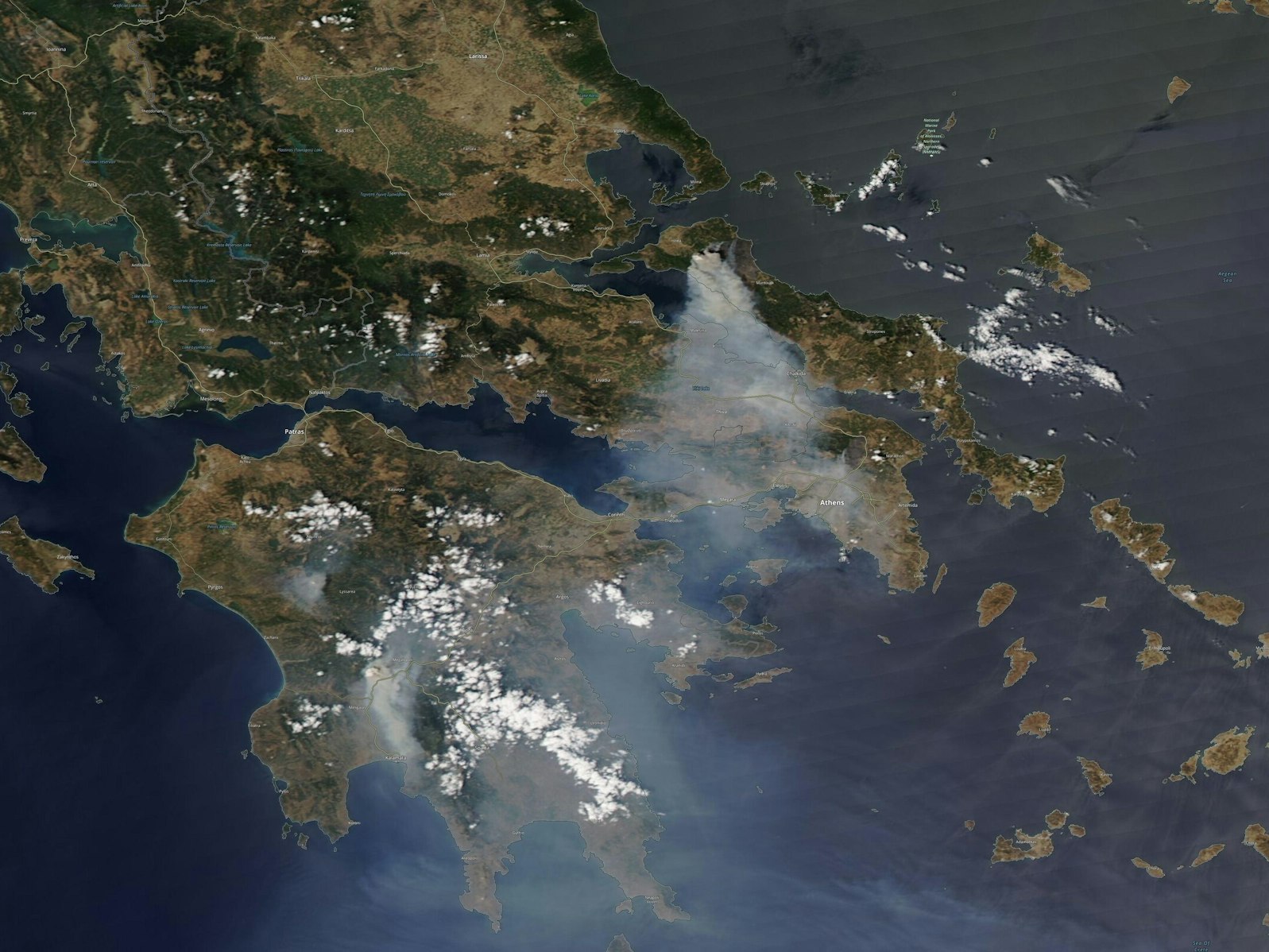 Das Satellitenbild vom 8. August zeigt Waldbrände nördlich von Athen auf der griechischen Insel Euböa. Die Lage dort wird immer bedrohlicher: Auf der Insel stehen auch am siebten Tag gewaltige Waldflächen in Flammen, die Brände breiten sich unkontrolliert aus.
