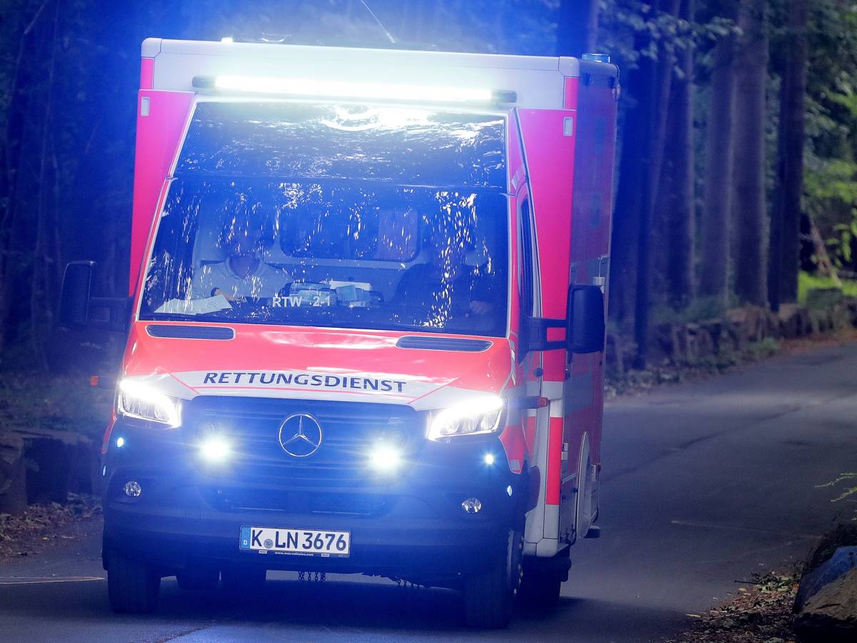 Rettungswagen der Stadt Köln auf der Zufahrt zum Geißbockheim