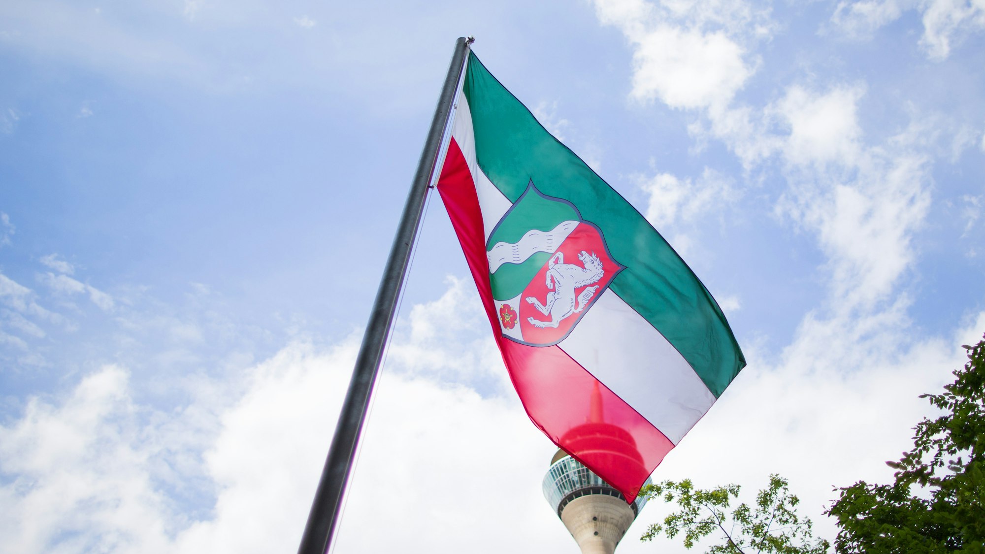 Eine Flagge mit dem Landeswappen von Nordrhein-Westfalen weht vor der Staatskanzlei in Düsseldorf.