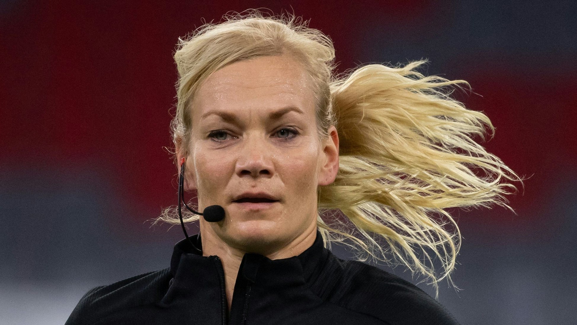 Schiedsrichterin Bibiana Steinhaus-Webb wärmt sich vor dem Spiel zwischen Bayern München und Borussia Dortmund auf.