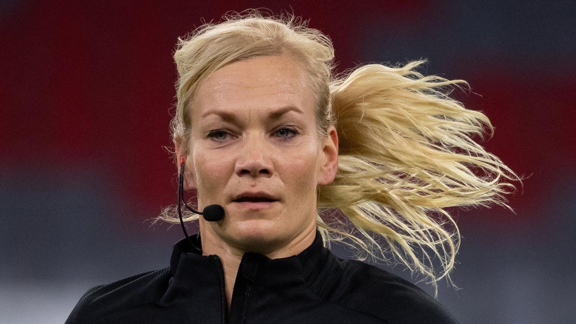 Schiedsrichterin Bibiana Steinhaus-Webb wärmt sich vor dem Spiel zwischen Bayern München und Borussia Dortmund auf.