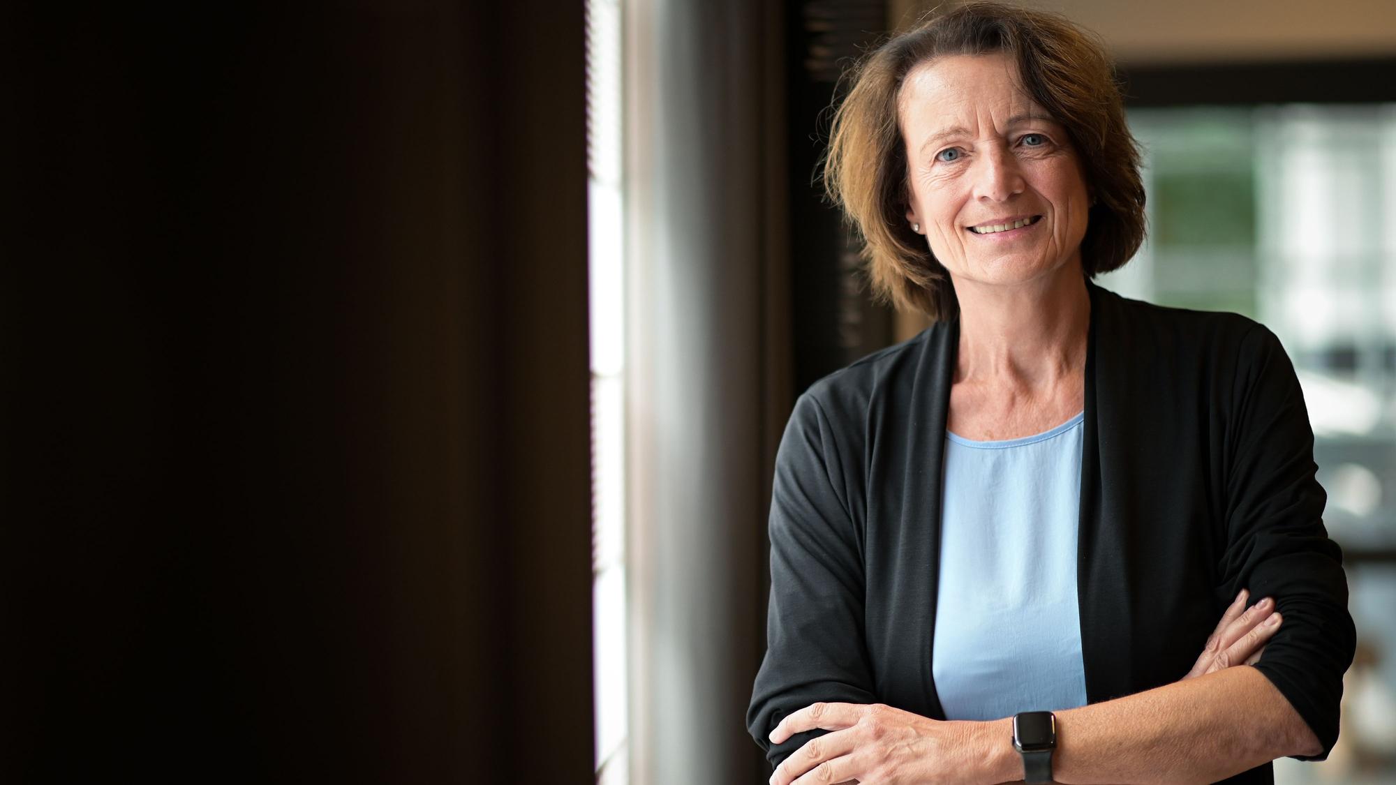 Dagmar Freitag posiert mit verschränkten Armen vor der Kamera.