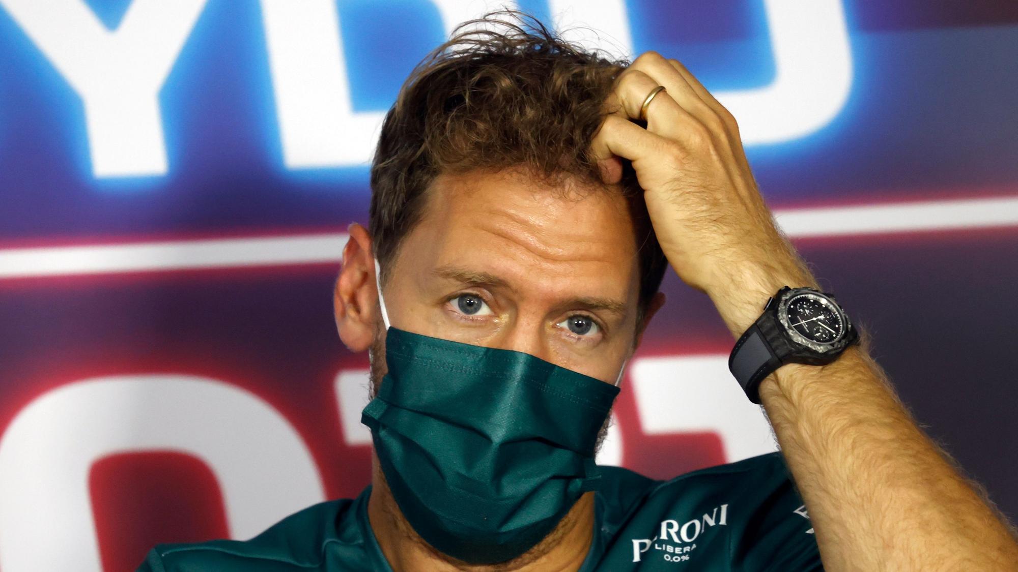 Sebastian Vettel aus Deutschland vom Team Aston Martin nimmt an einer Pressekonferenz auf der Rennstrecke Hungaroring teil.