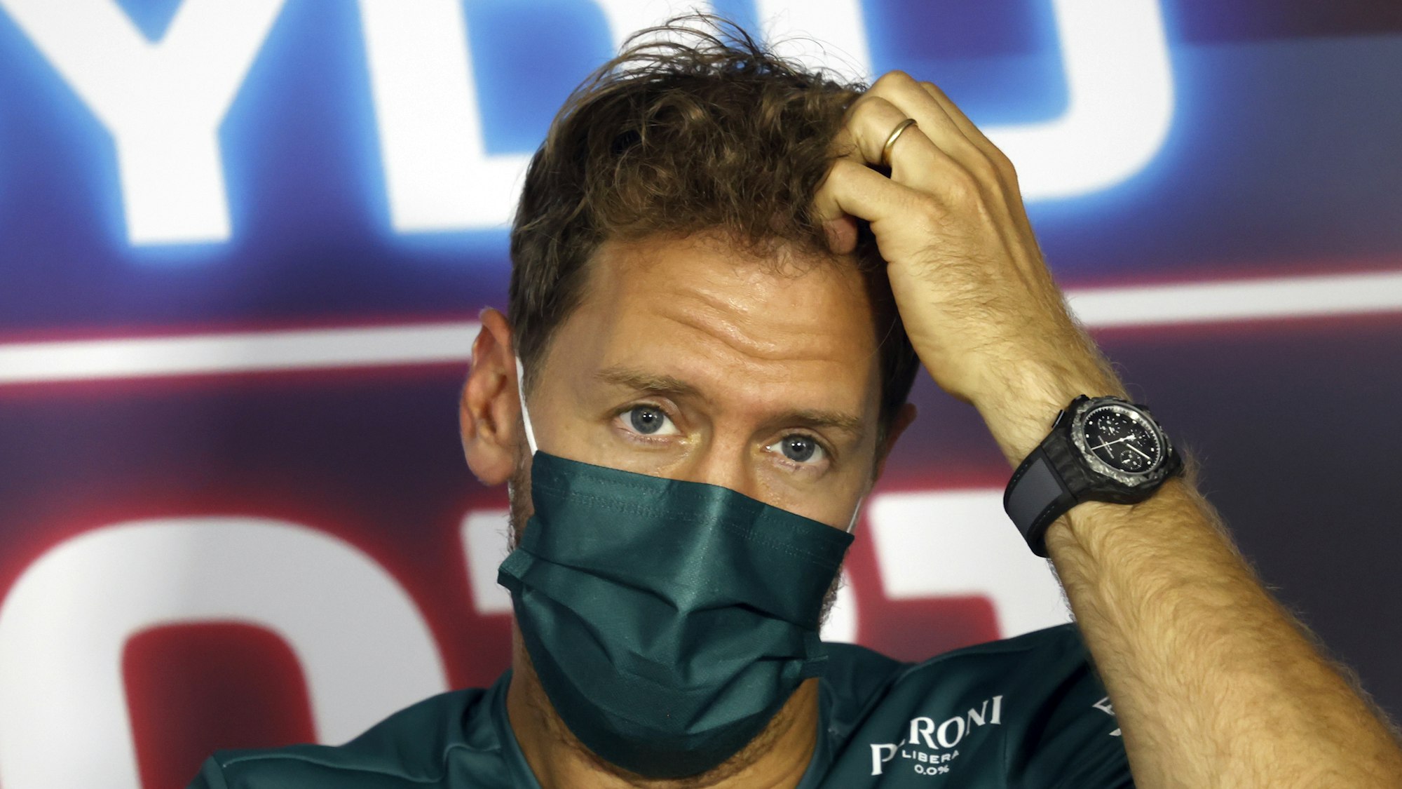 Sebastian Vettel aus Deutschland vom Team Aston Martin nimmt an einer Pressekonferenz auf der Rennstrecke Hungaroring teil.