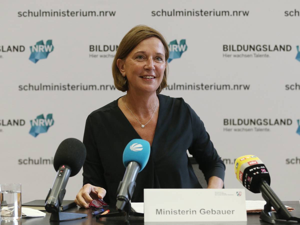 Die nordrhein-westfälische Schulministerin Yvonne Gebauer spricht bei einem Pressegespräch über aktuelle schulpolitische Themen.