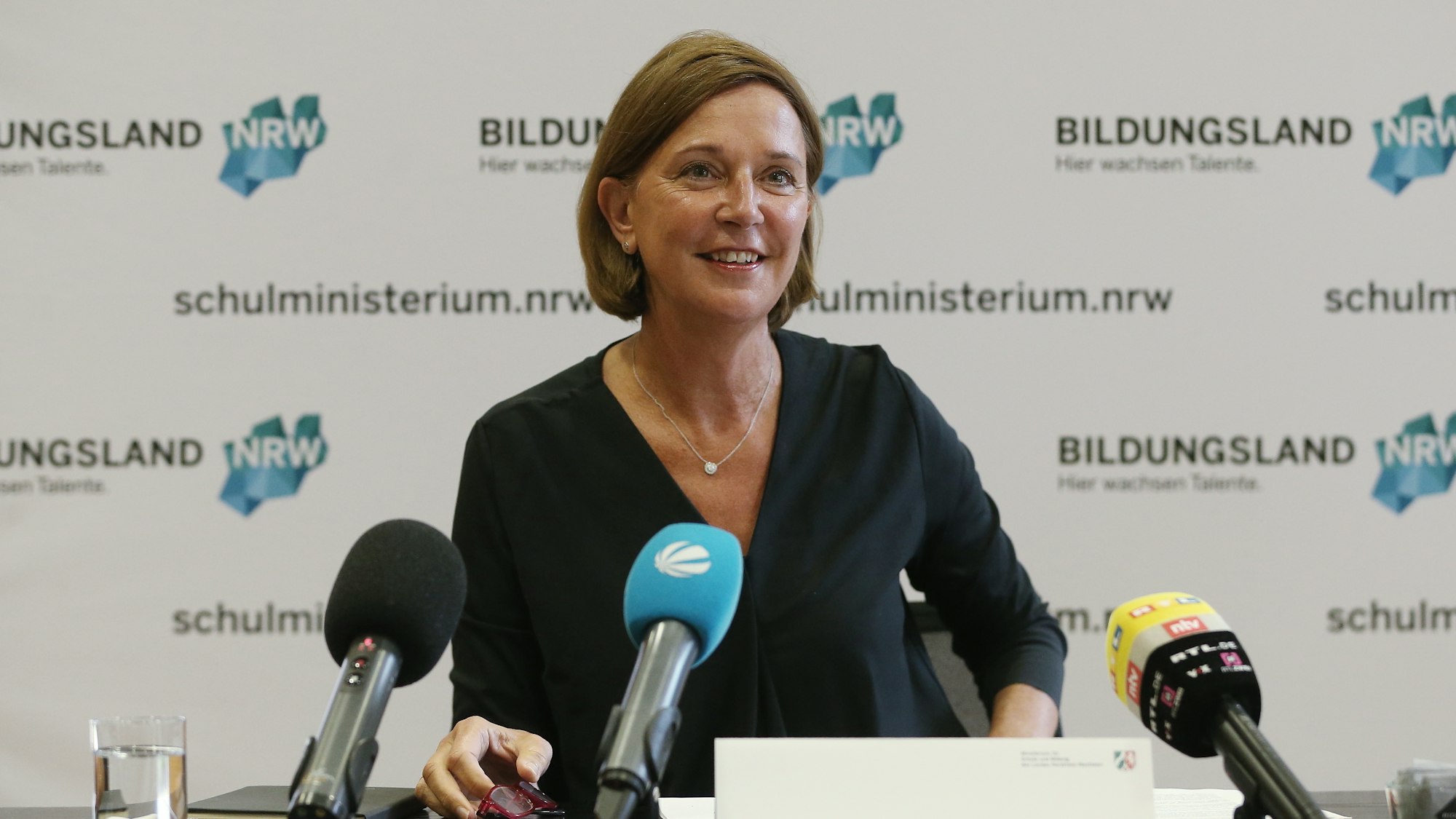 Die nordrhein-westfälische Schulministerin Yvonne Gebauer spricht bei einem Pressegespräch über aktuelle schulpolitische Themen.