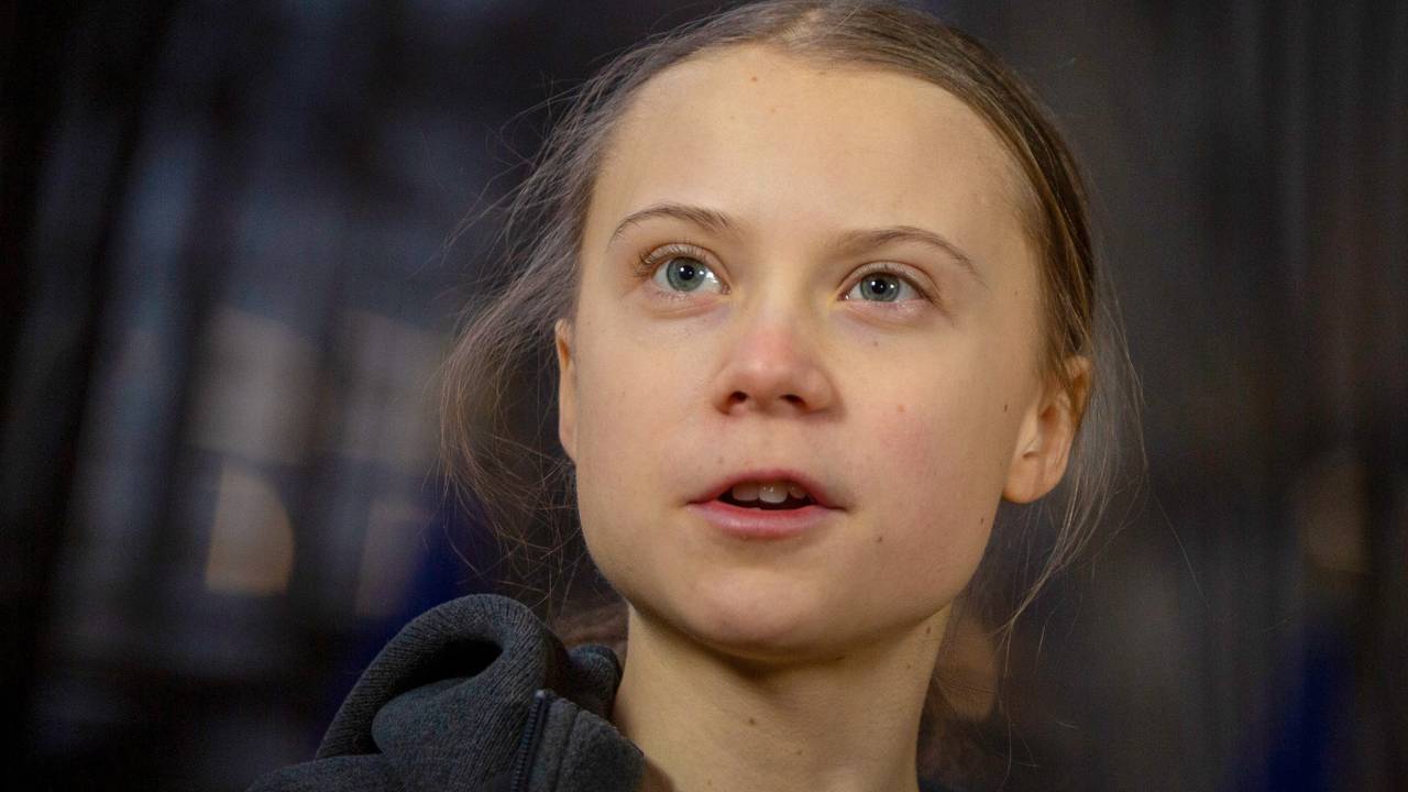 Greta Thunberg, schwedische Klimaaktivistin, spricht zu Journalisten, als sie zu einer Sitzung des Umweltrates im Gebäude des Europäischen Rates in Brüssel eintrifft.