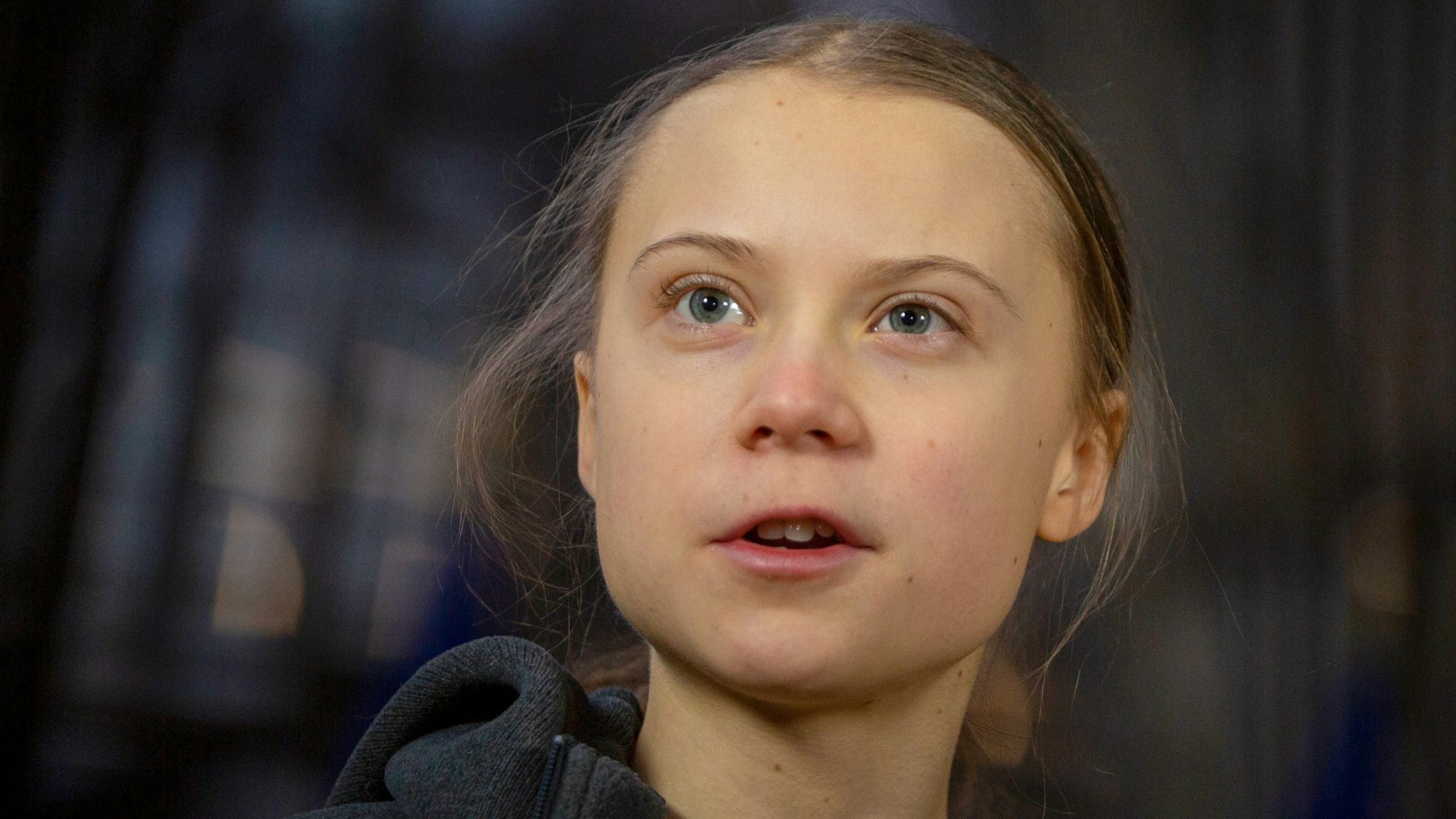 Greta Thunberg, schwedische Klimaaktivistin, spricht zu Journalisten, als sie zu einer Sitzung des Umweltrates im Gebäude des Europäischen Rates in Brüssel eintrifft.