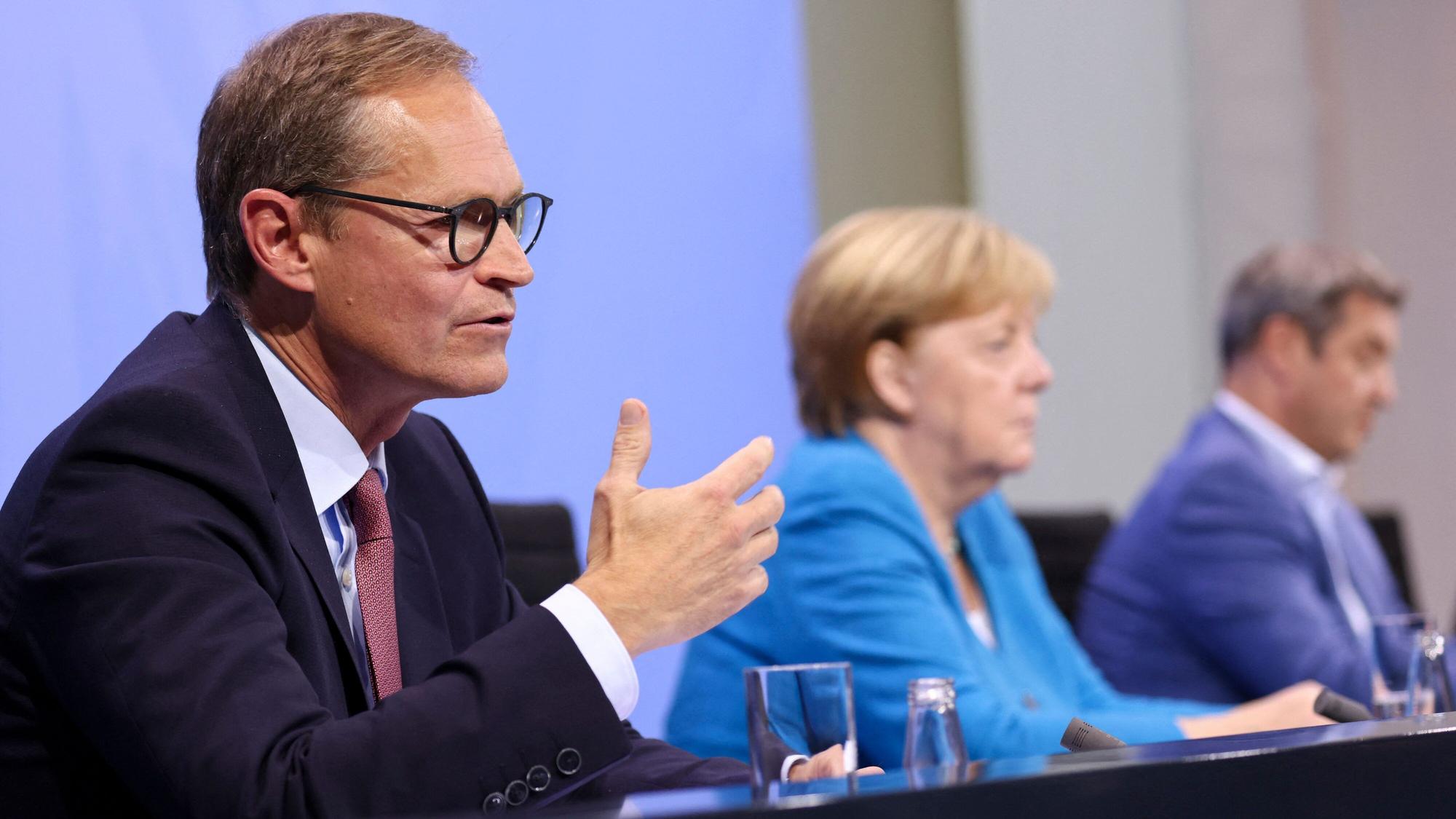 Michael Müller spricht bei einer Pressekonferenz über die Corona-Lage.