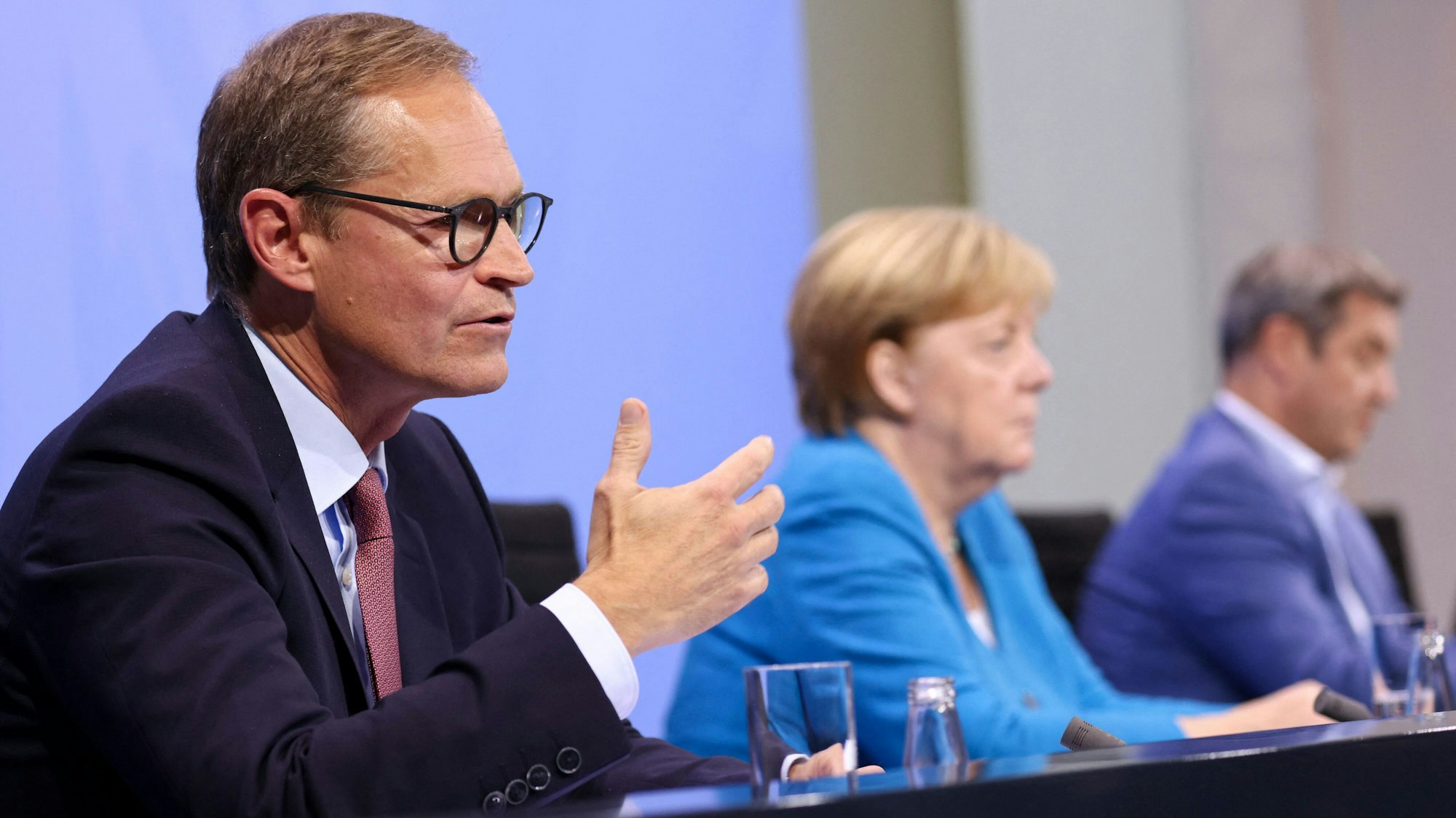 Michael Müller spricht bei einer Pressekonferenz über die Corona-Lage.
