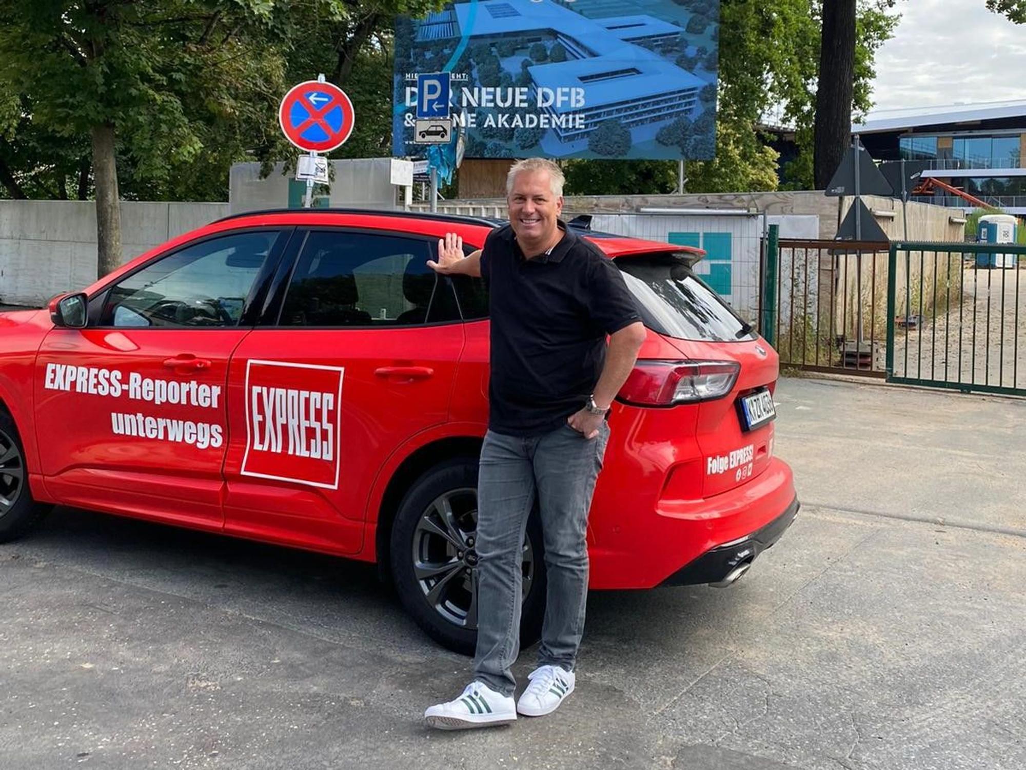 Marcel Schwamborn vor der DFB-Akademie in Frankfurt.