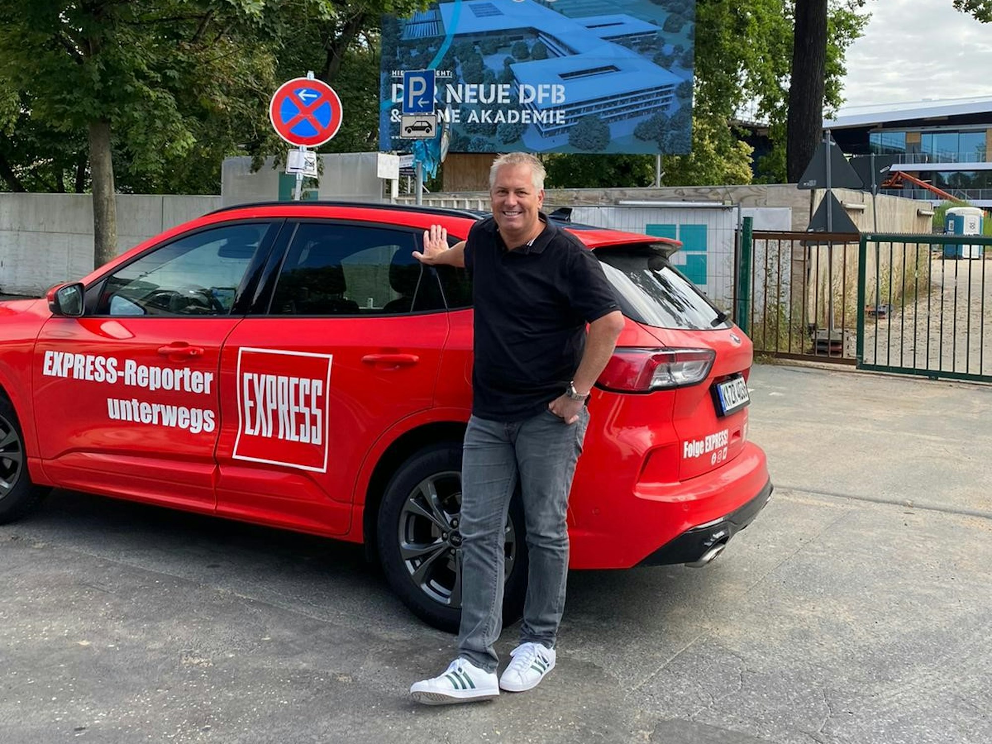 Marcel Schwamborn vor der DFB-Akademie in Frankfurt.